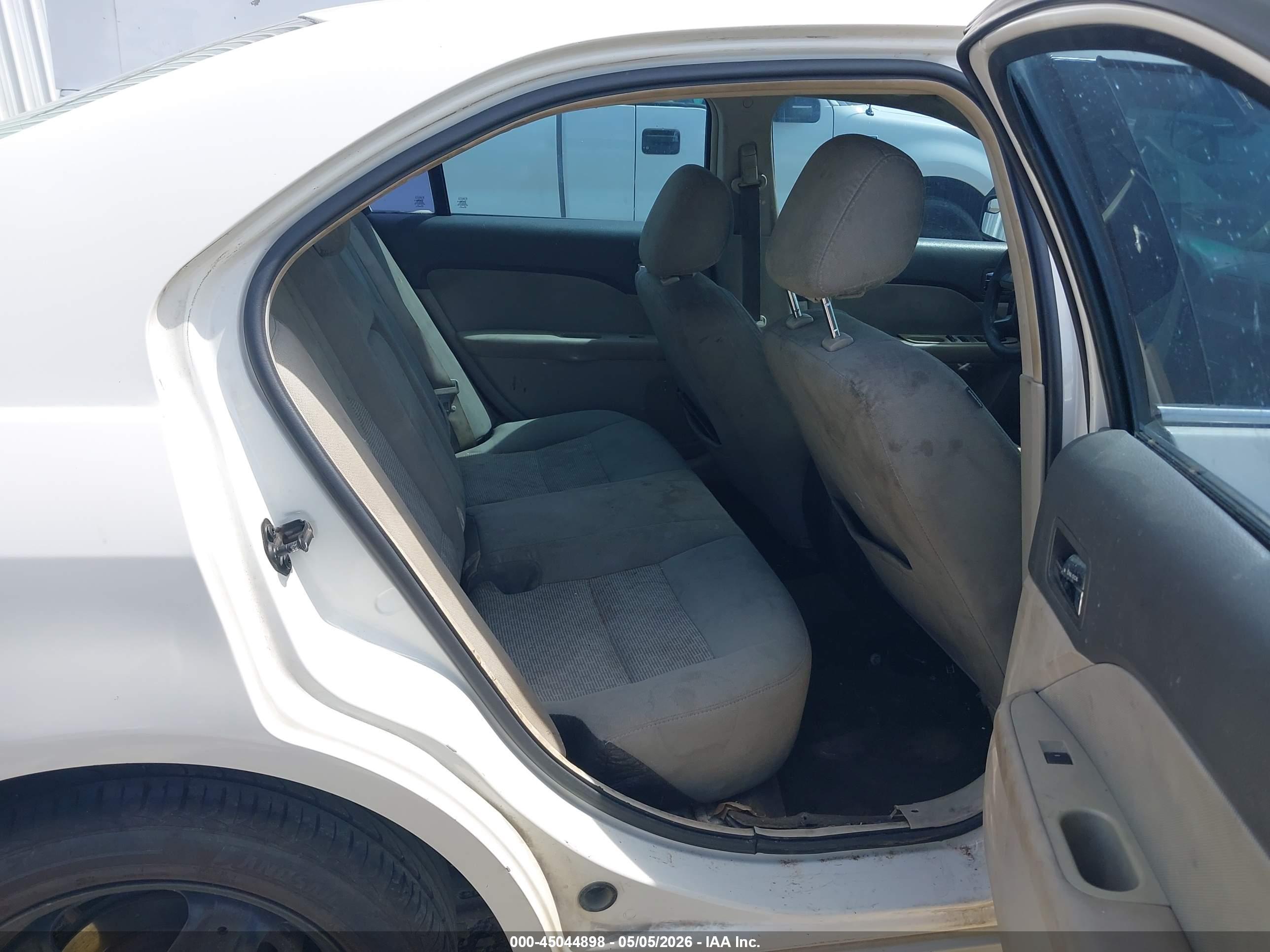 FORD FUSION image 8