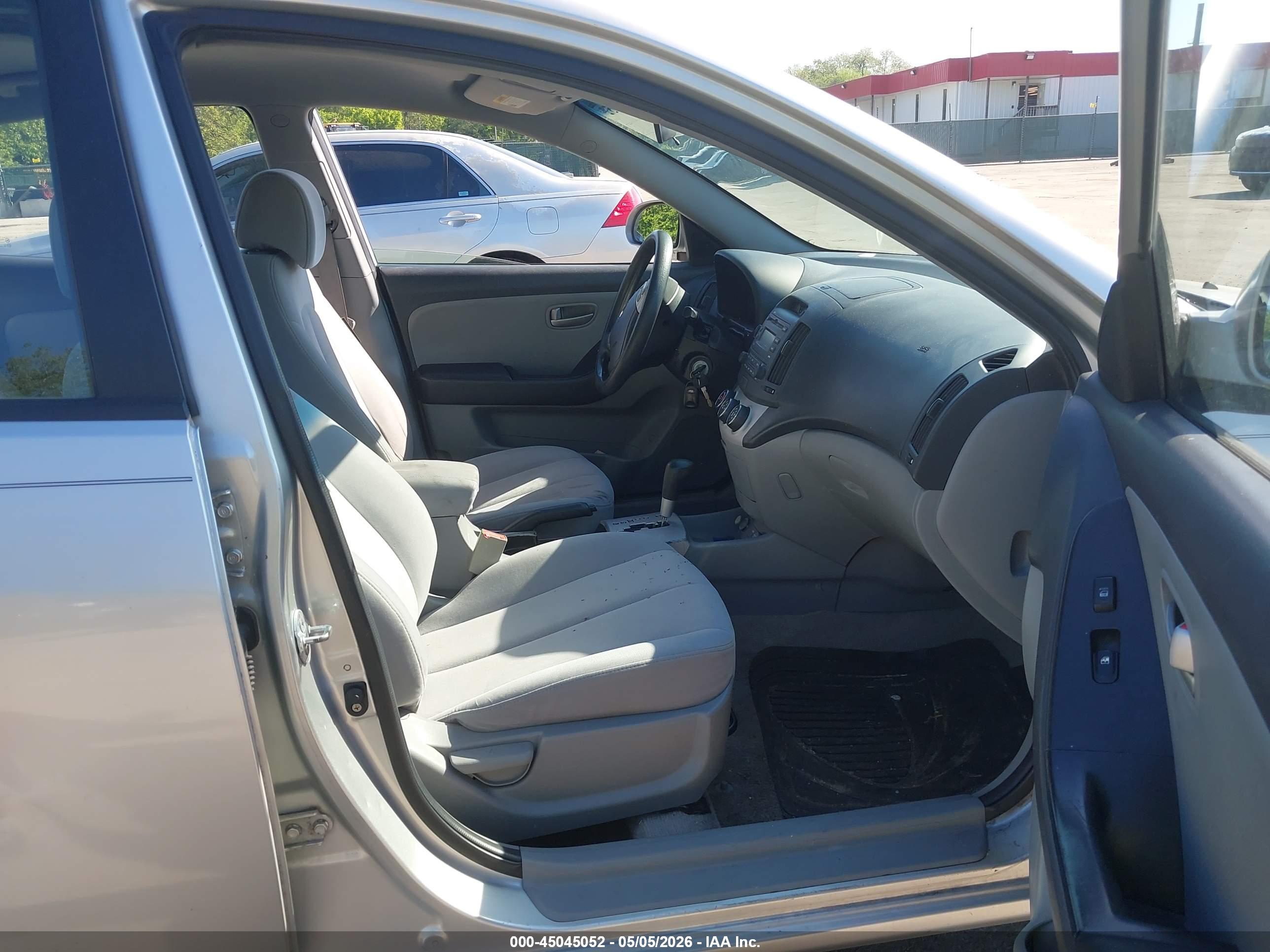 HYUNDAI ELANTRA image 5