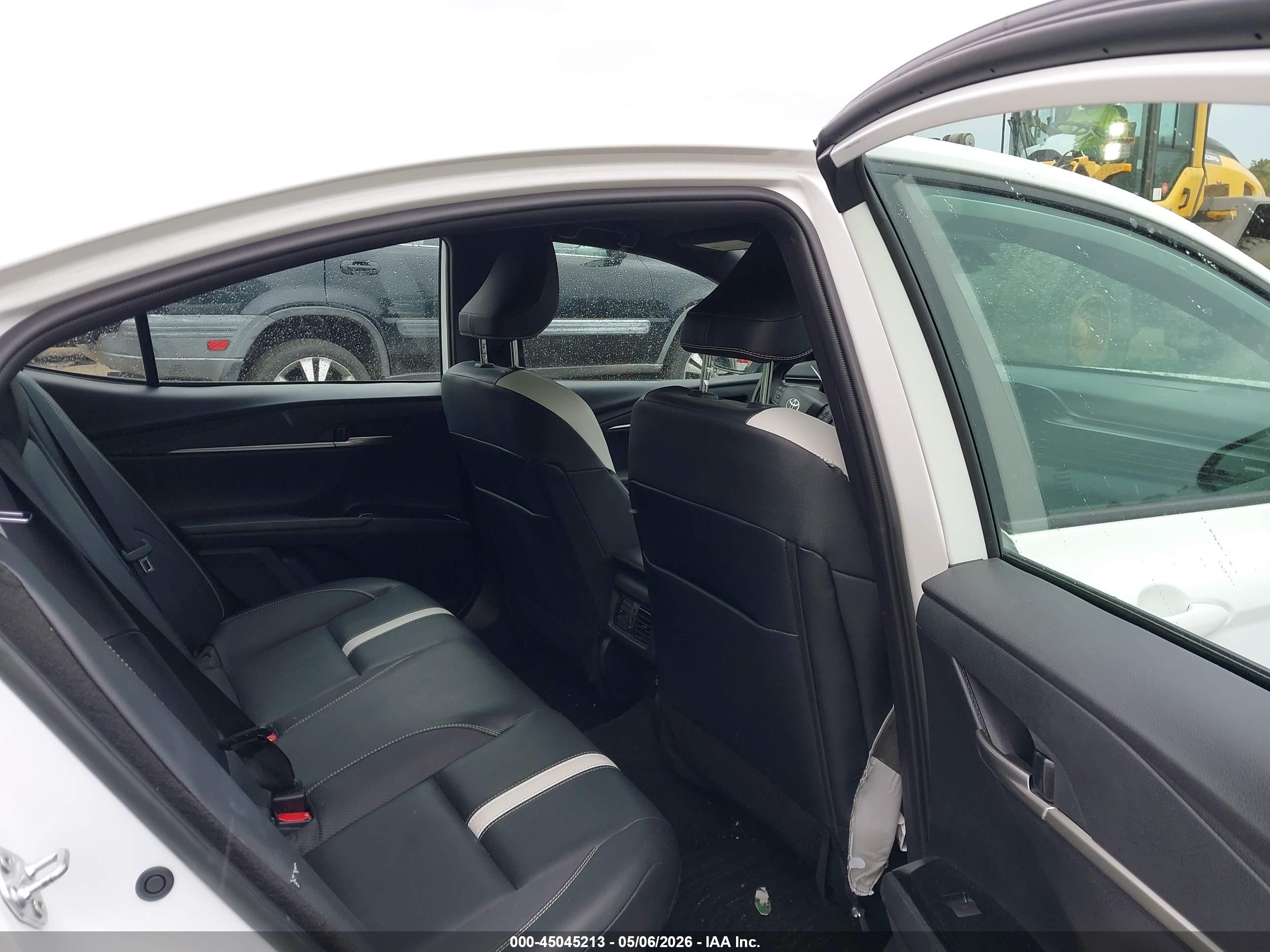 TOYOTA CAMRY image 8