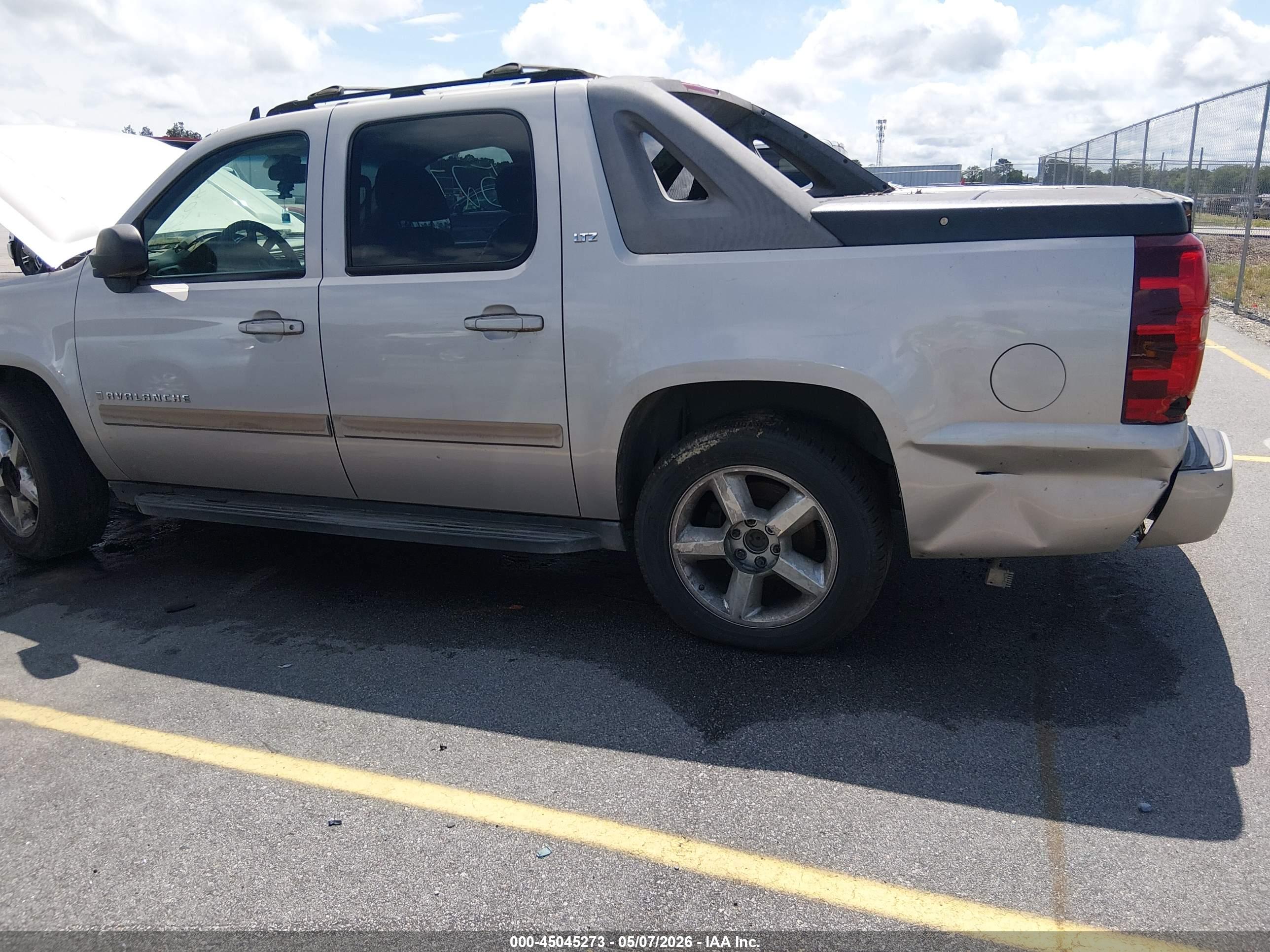 CHEVROLET AVALANCHE image 6