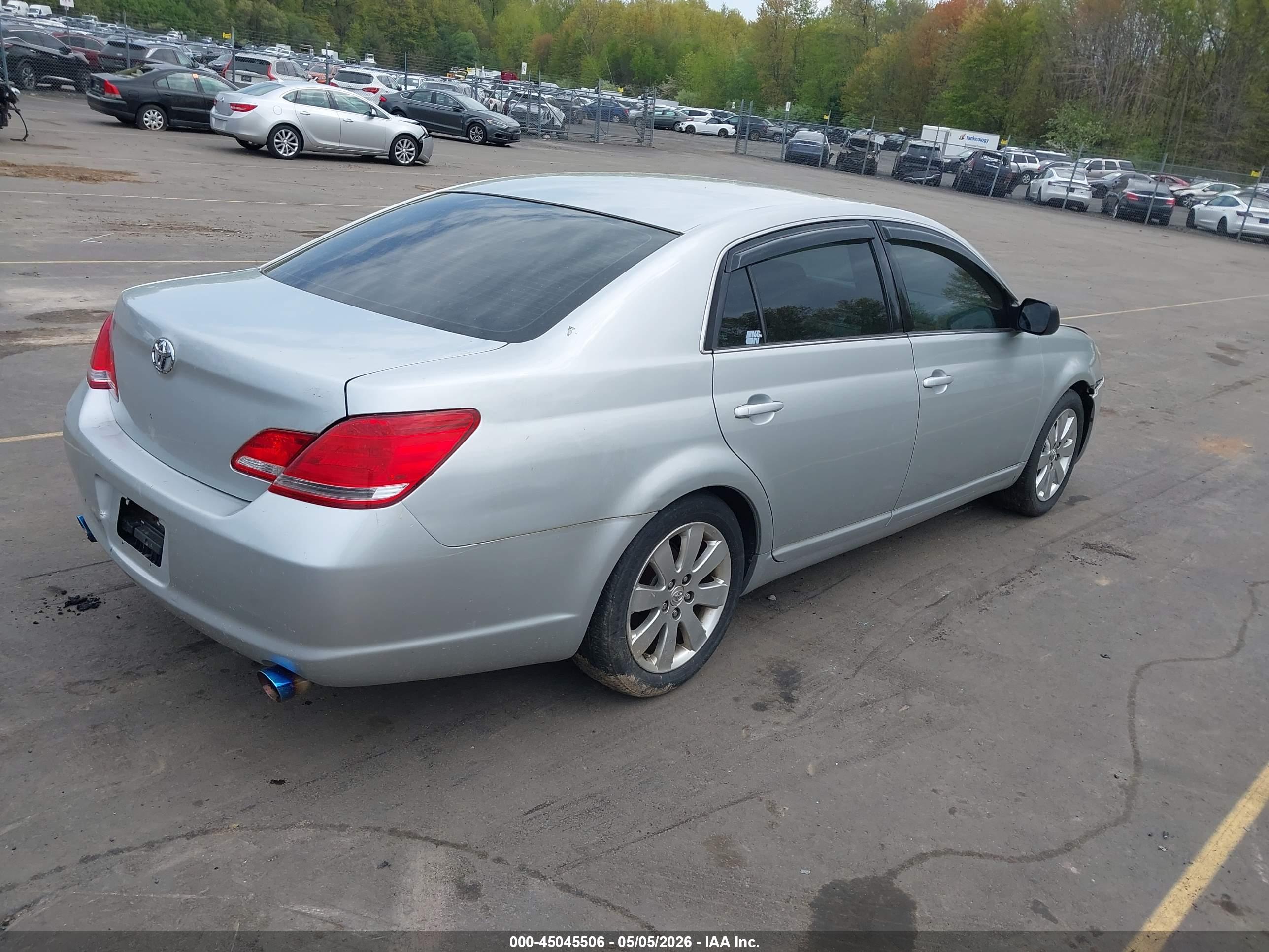 TOYOTA AVALON image 4