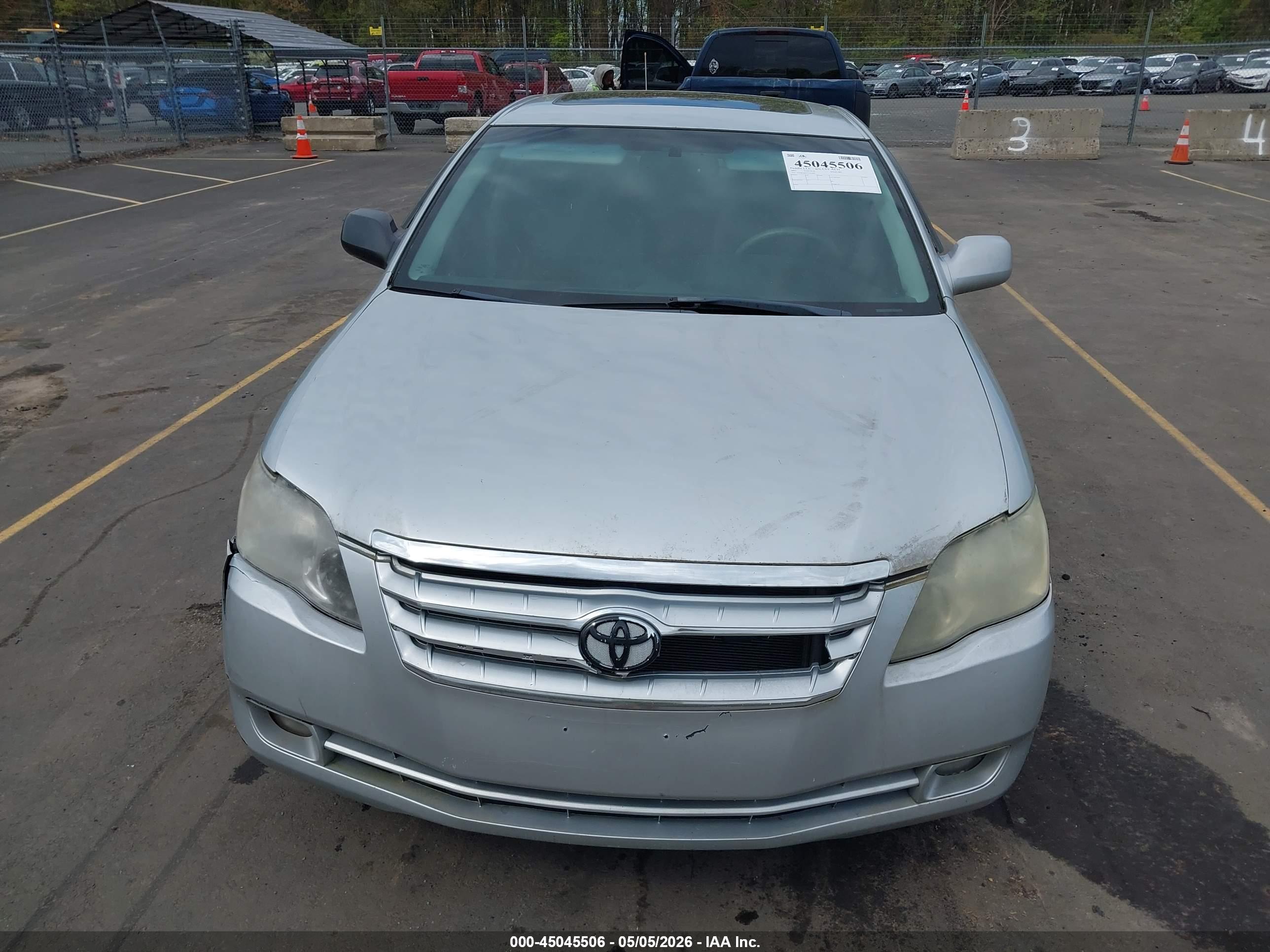 TOYOTA AVALON image 6