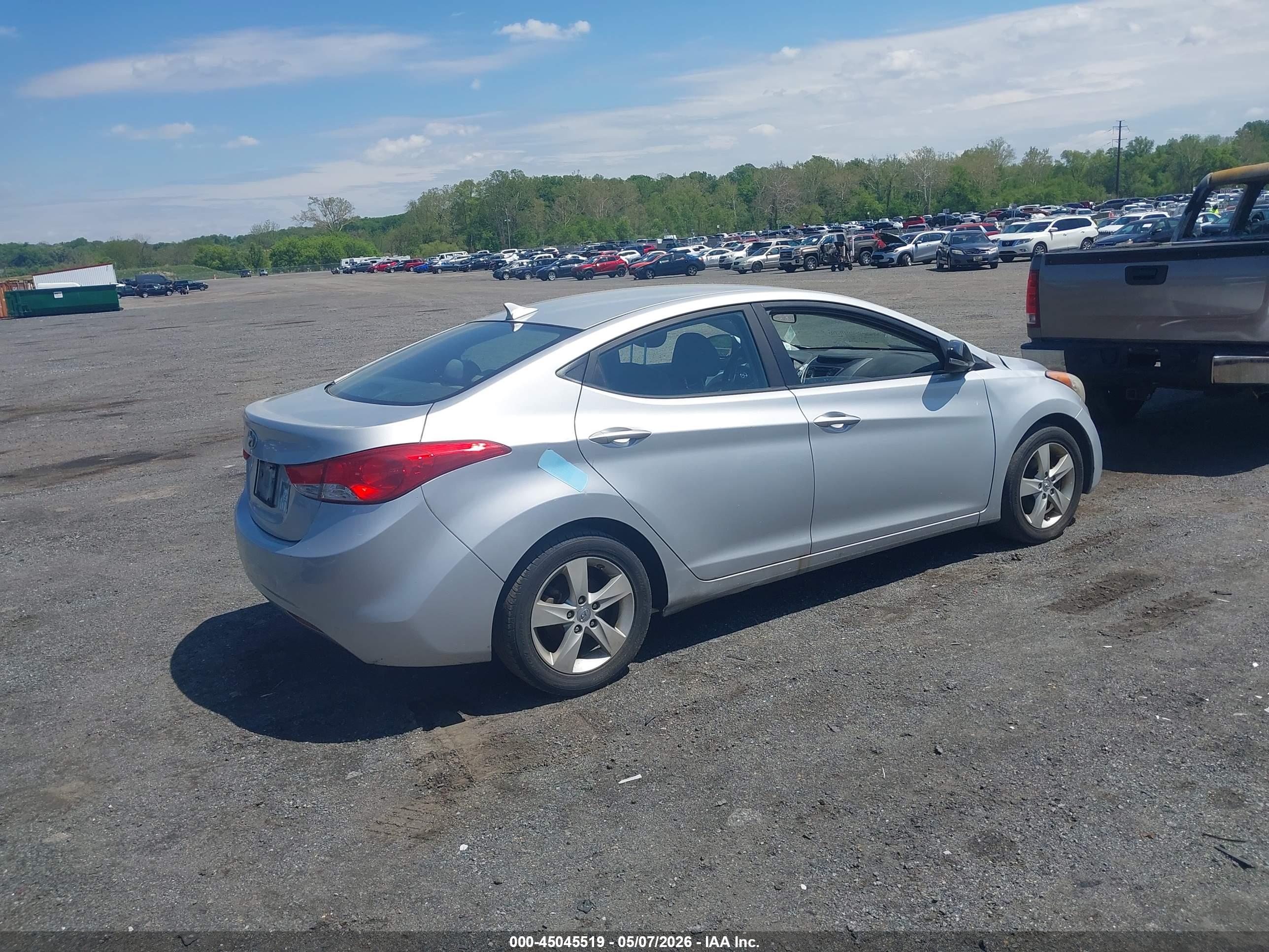 HYUNDAI ELANTRA image 4