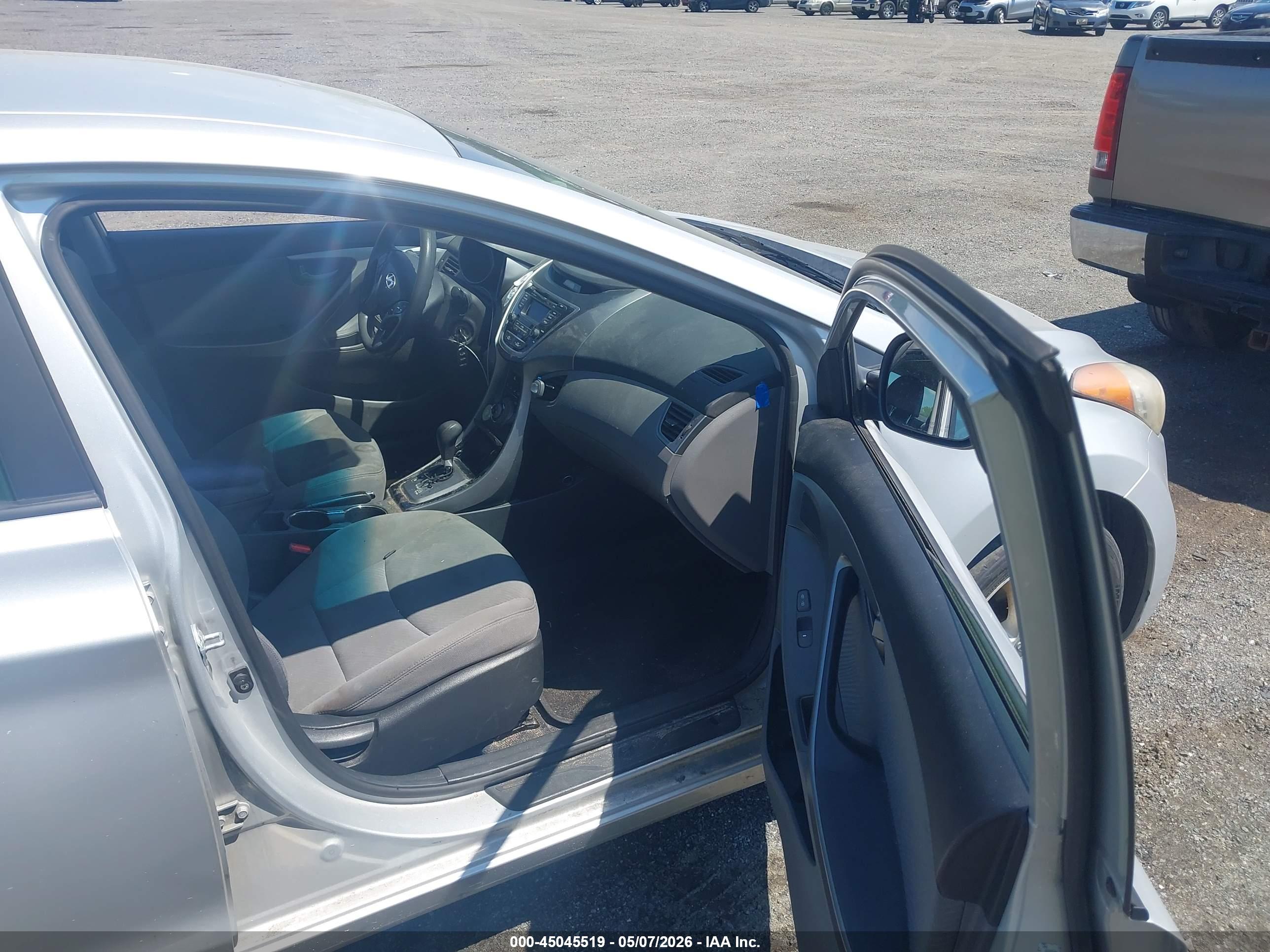HYUNDAI ELANTRA image 5