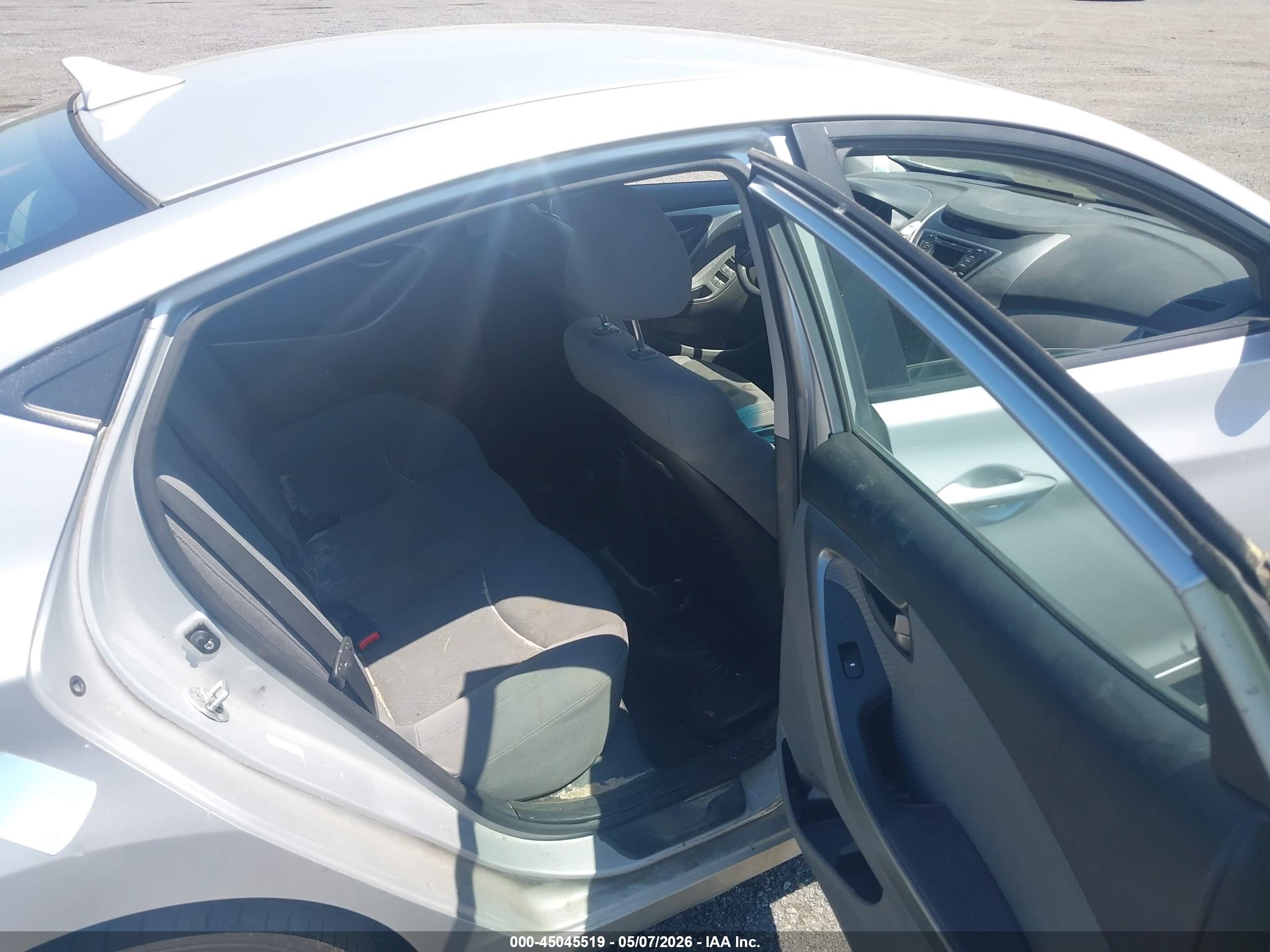 HYUNDAI ELANTRA image 8