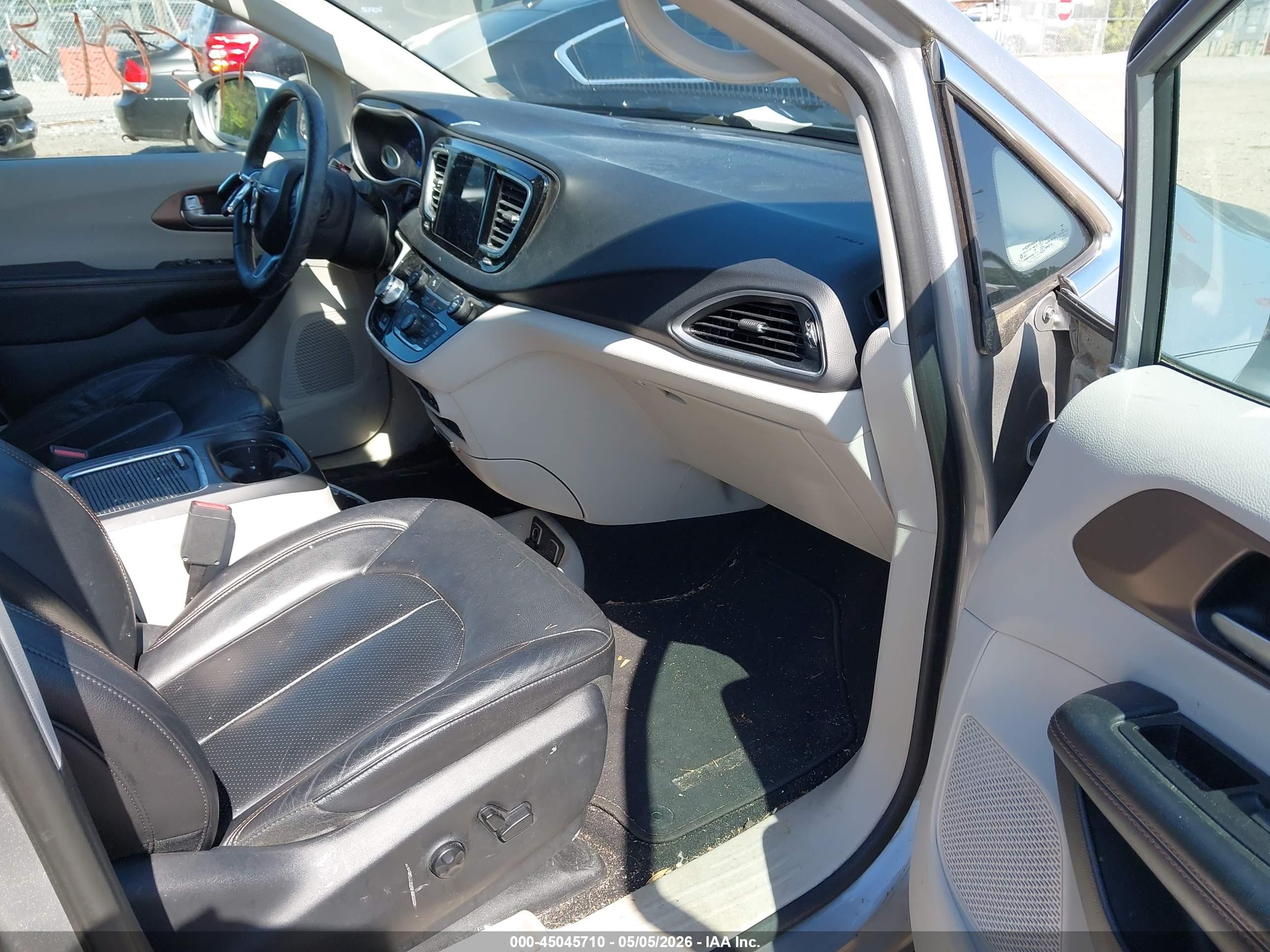 CHRYSLER PACIFICA image 5