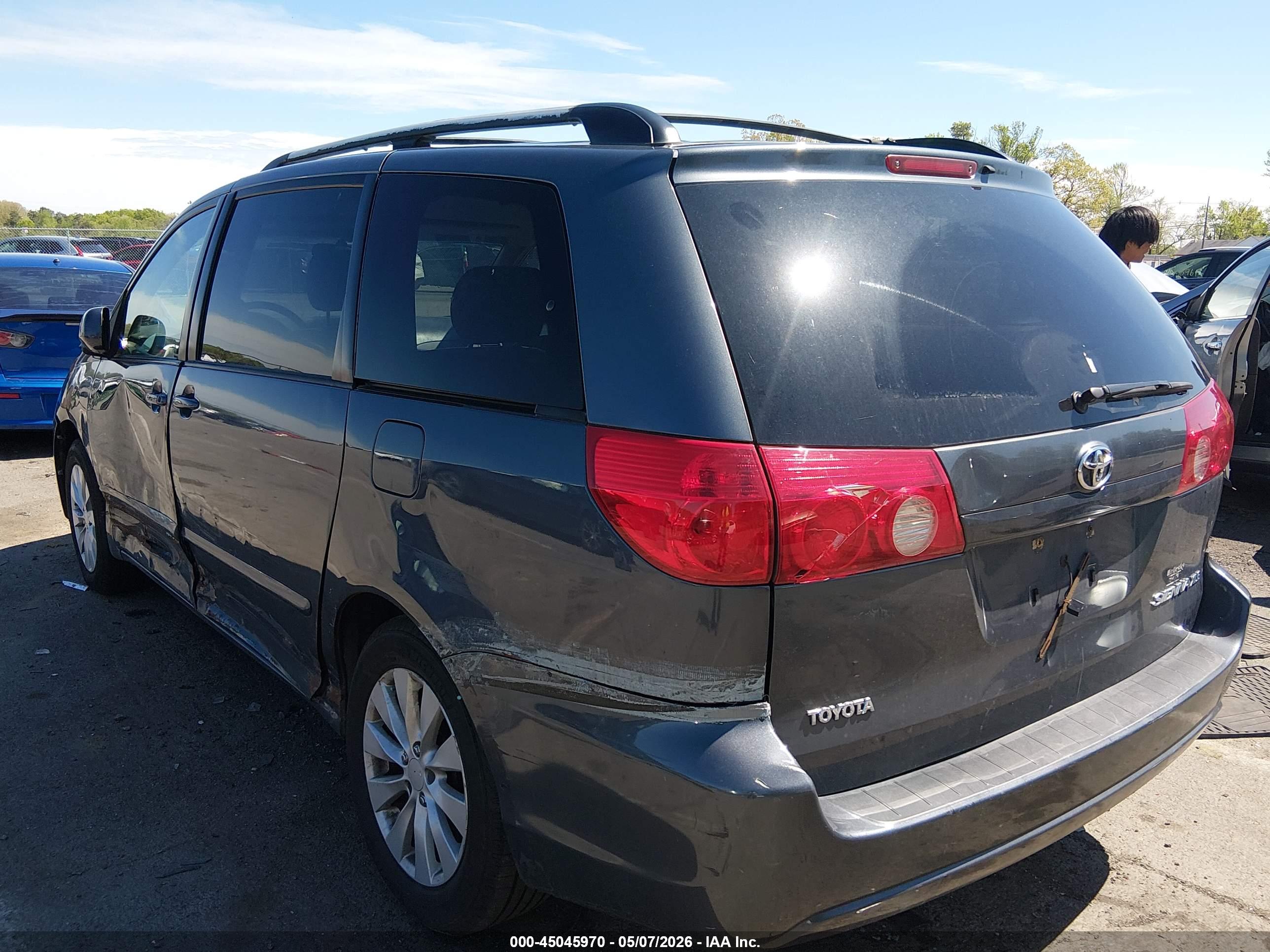 TOYOTA SIENNA image 3