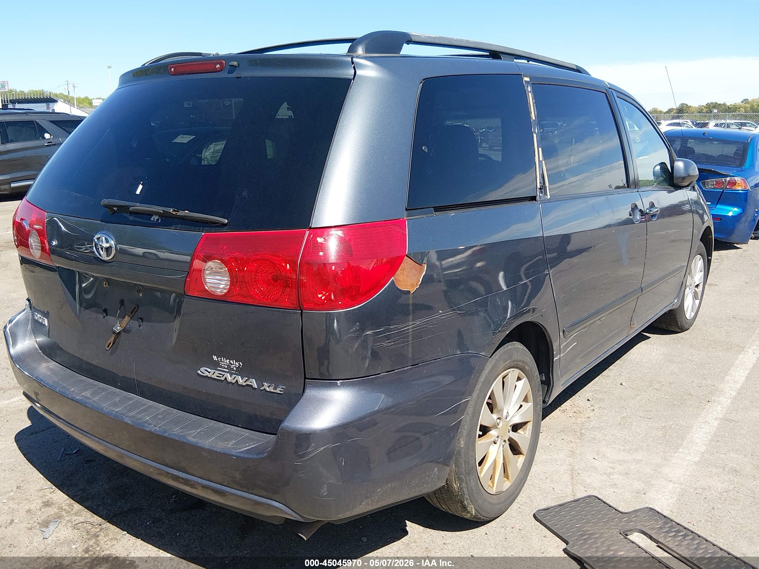 TOYOTA SIENNA image 4