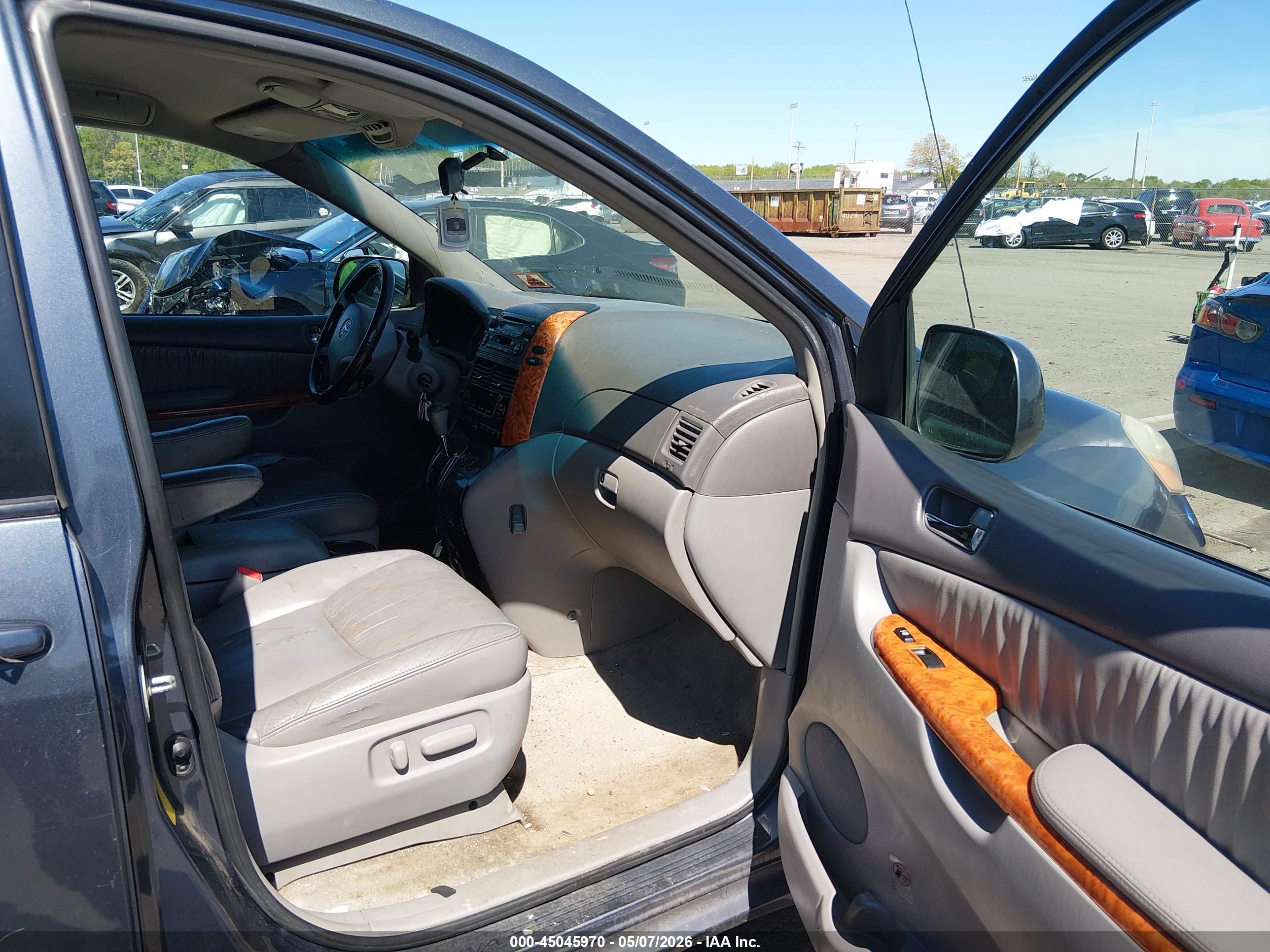 TOYOTA SIENNA image 5