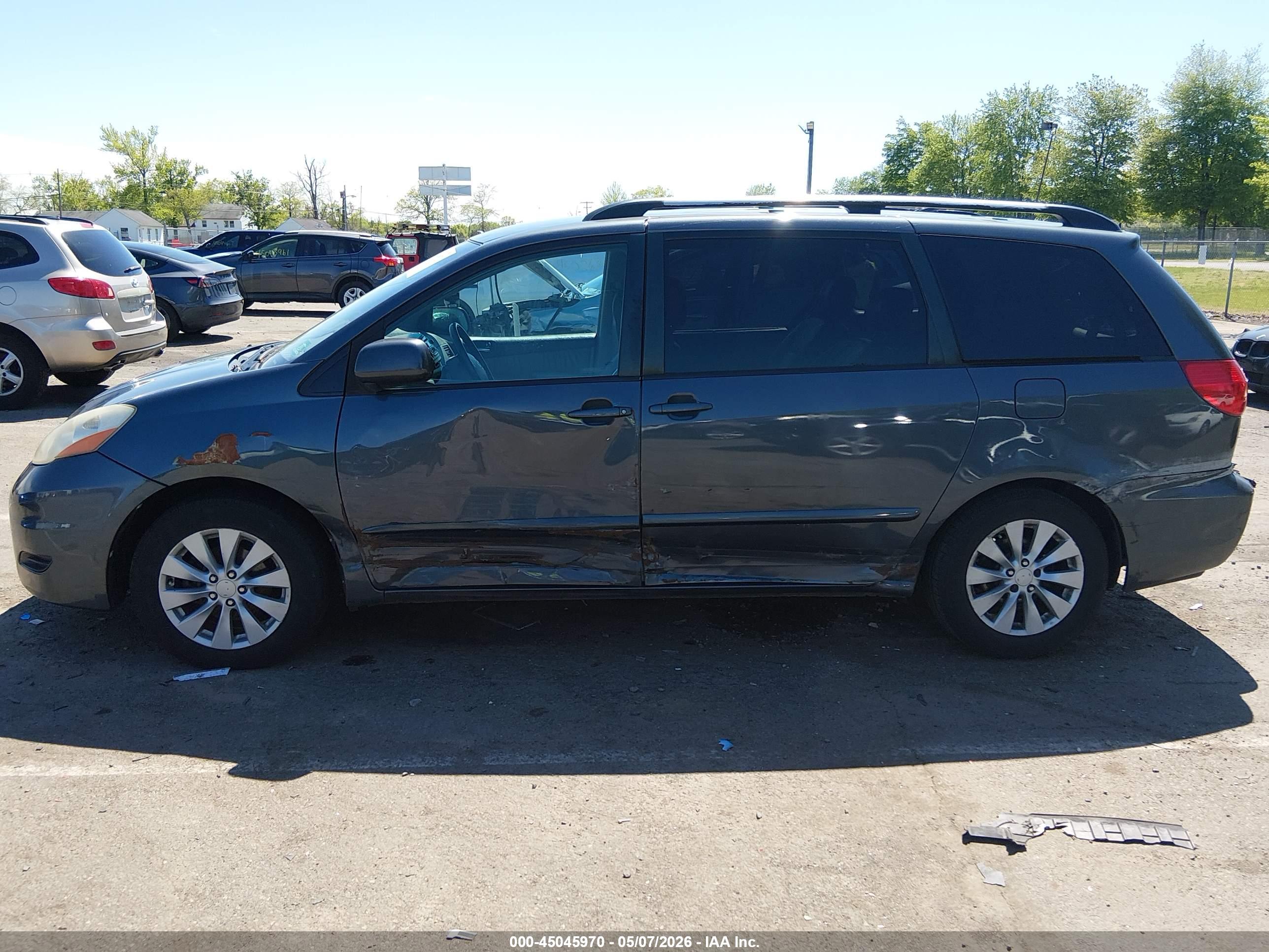 TOYOTA SIENNA image 6