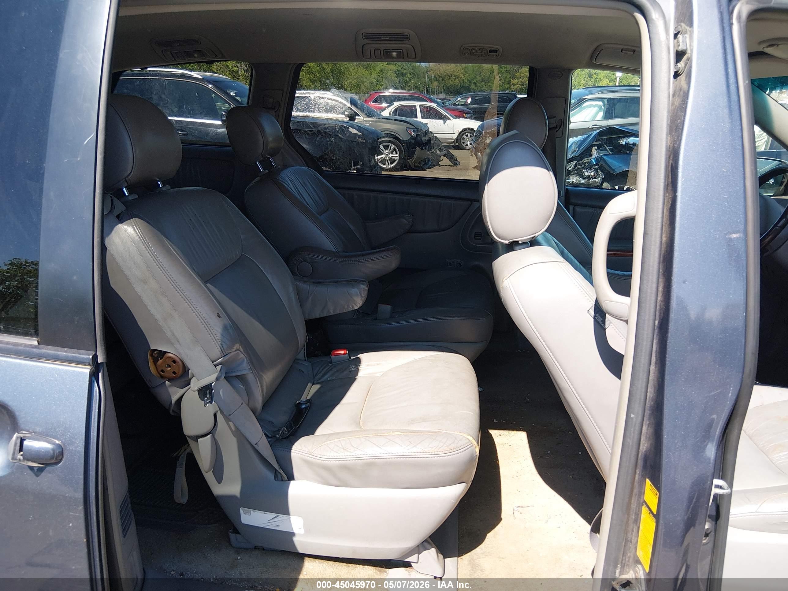 TOYOTA SIENNA image 8