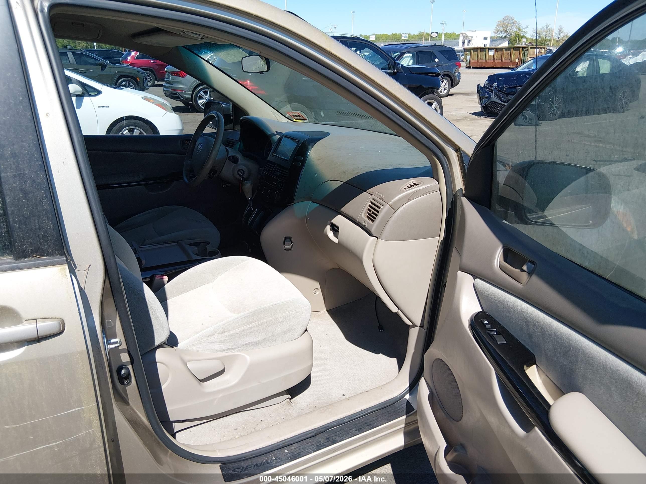 TOYOTA SIENNA image 5