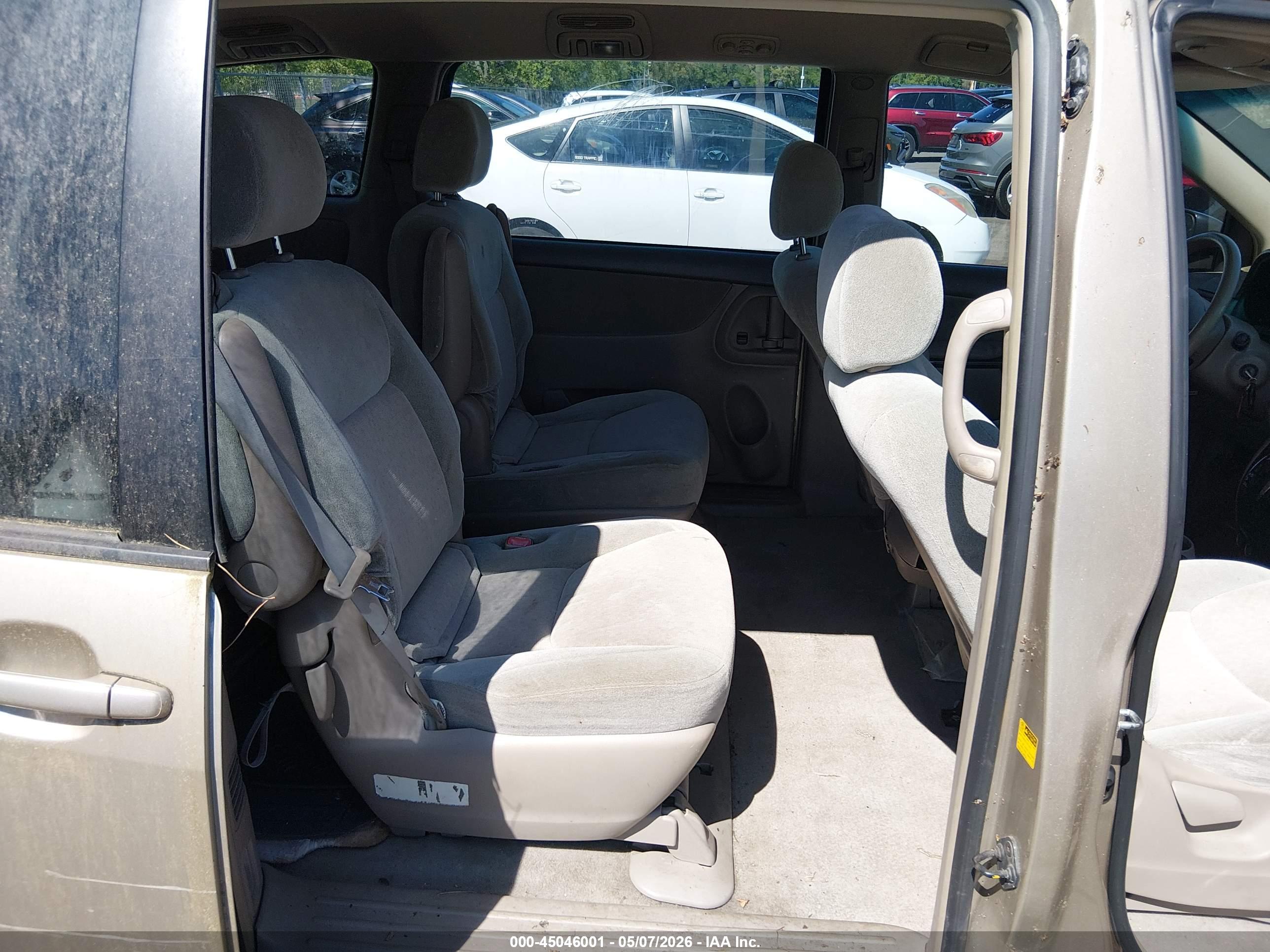 TOYOTA SIENNA image 8