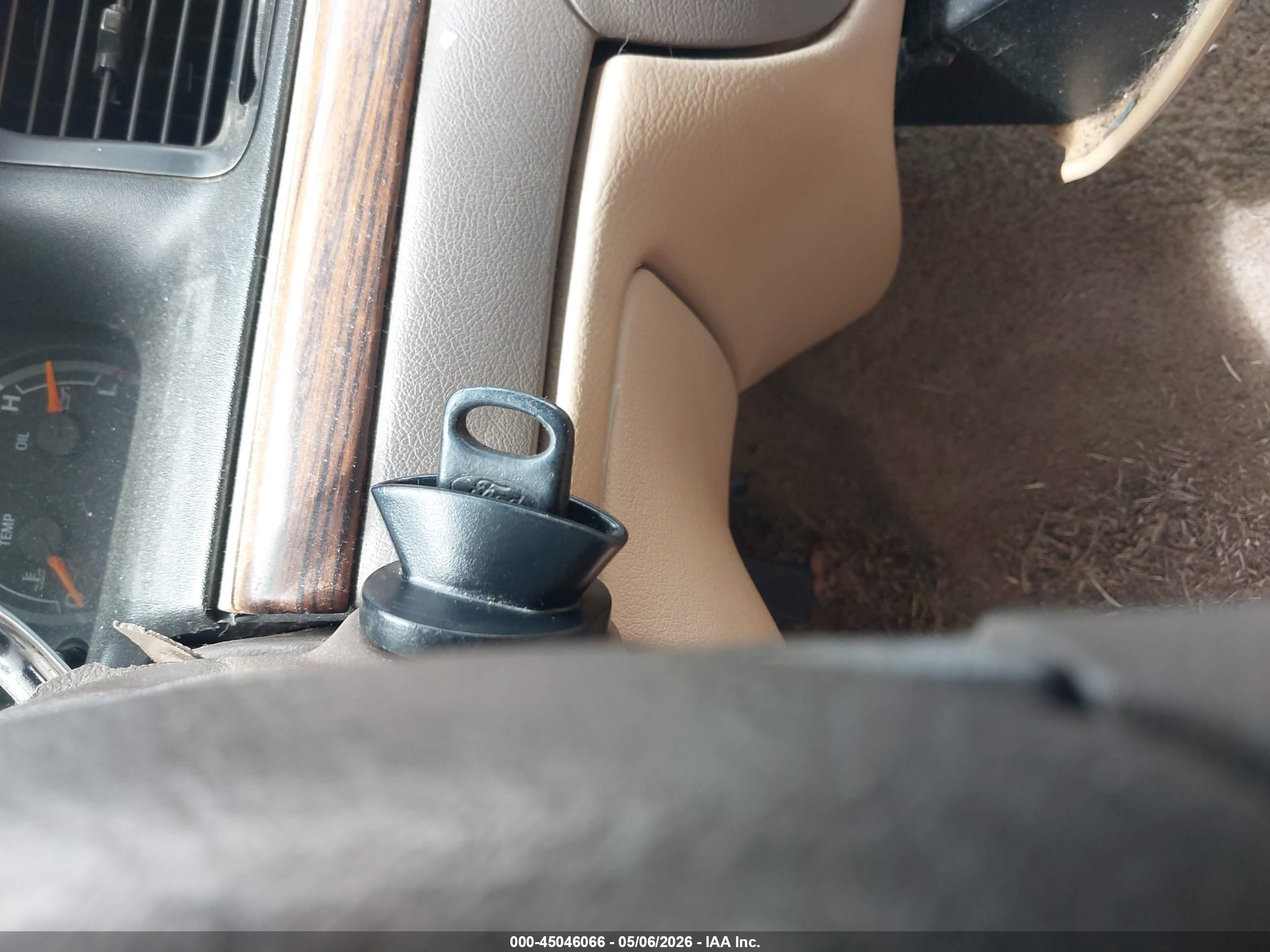 FORD CROWN image 11