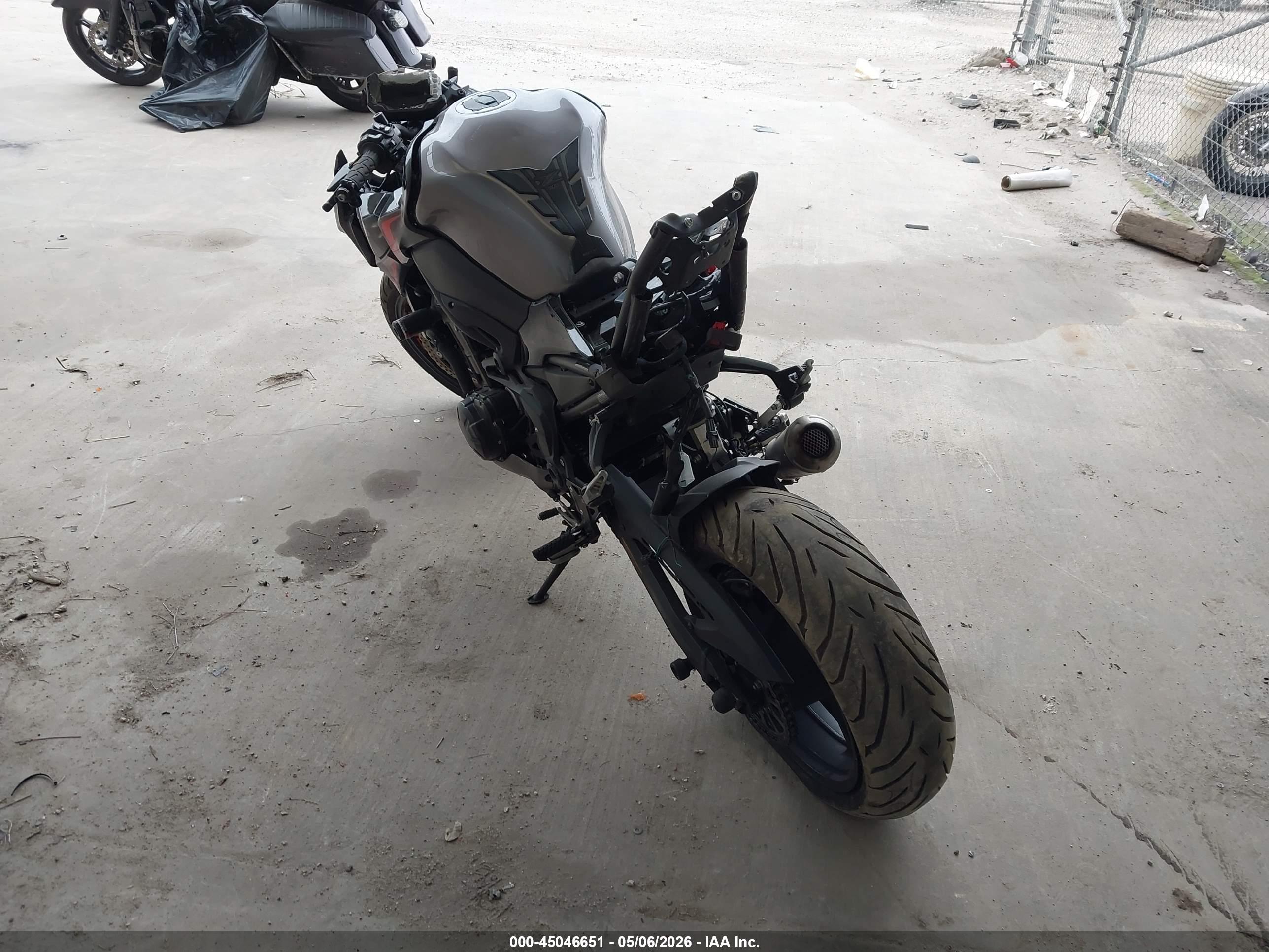 KAWASAKI ZR900 image 3