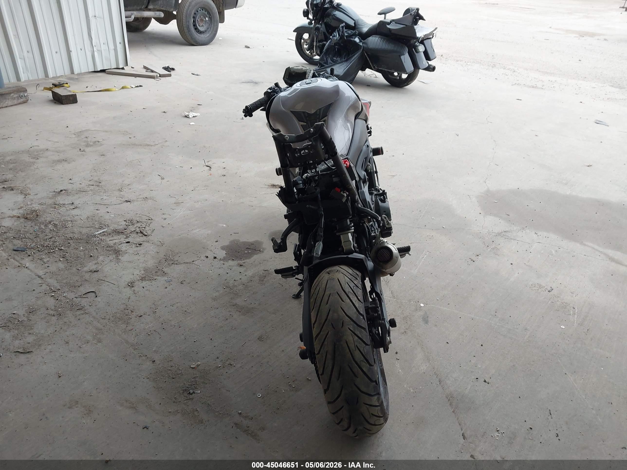 KAWASAKI ZR900 image 6