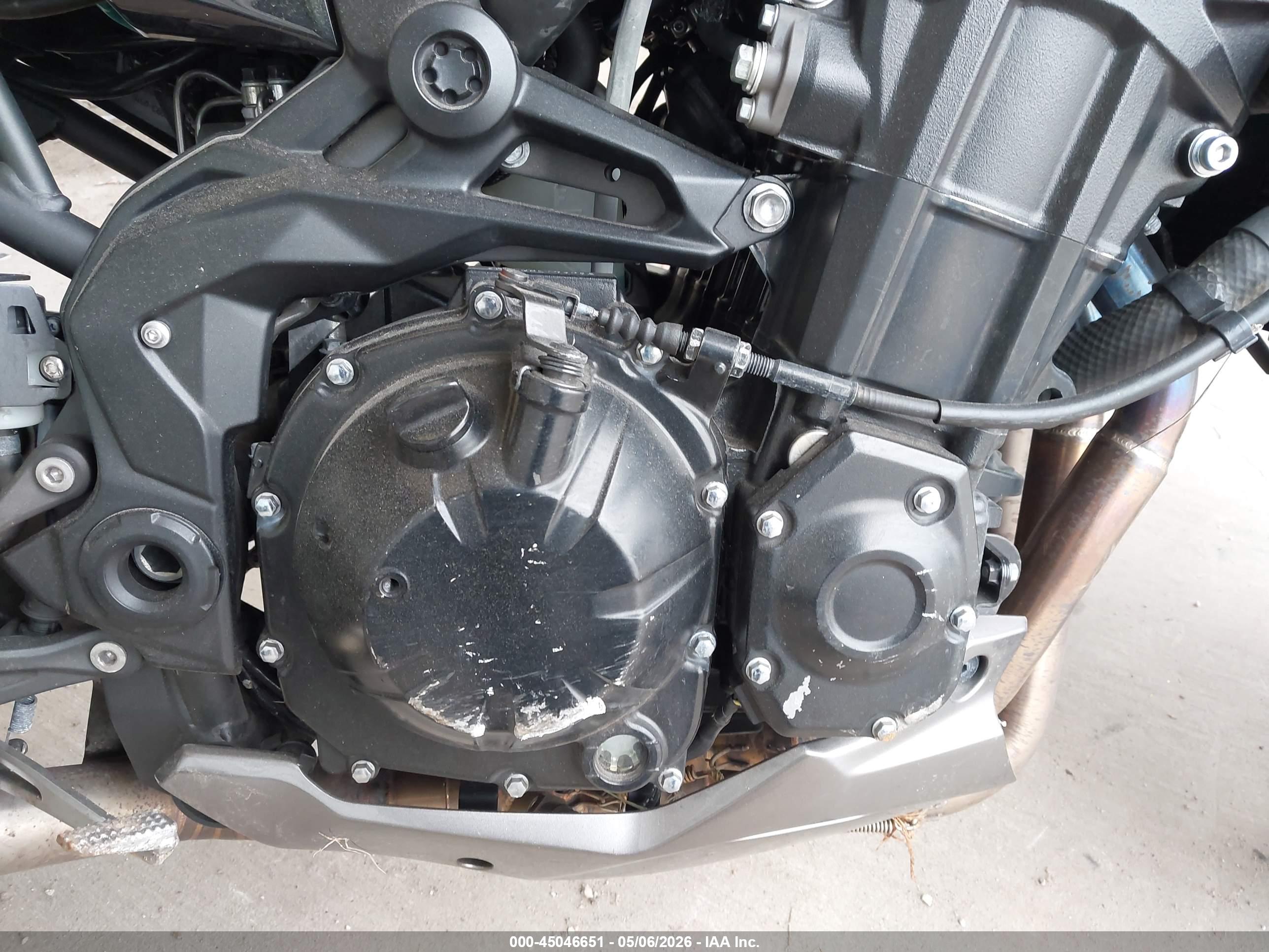 KAWASAKI ZR900 image 8