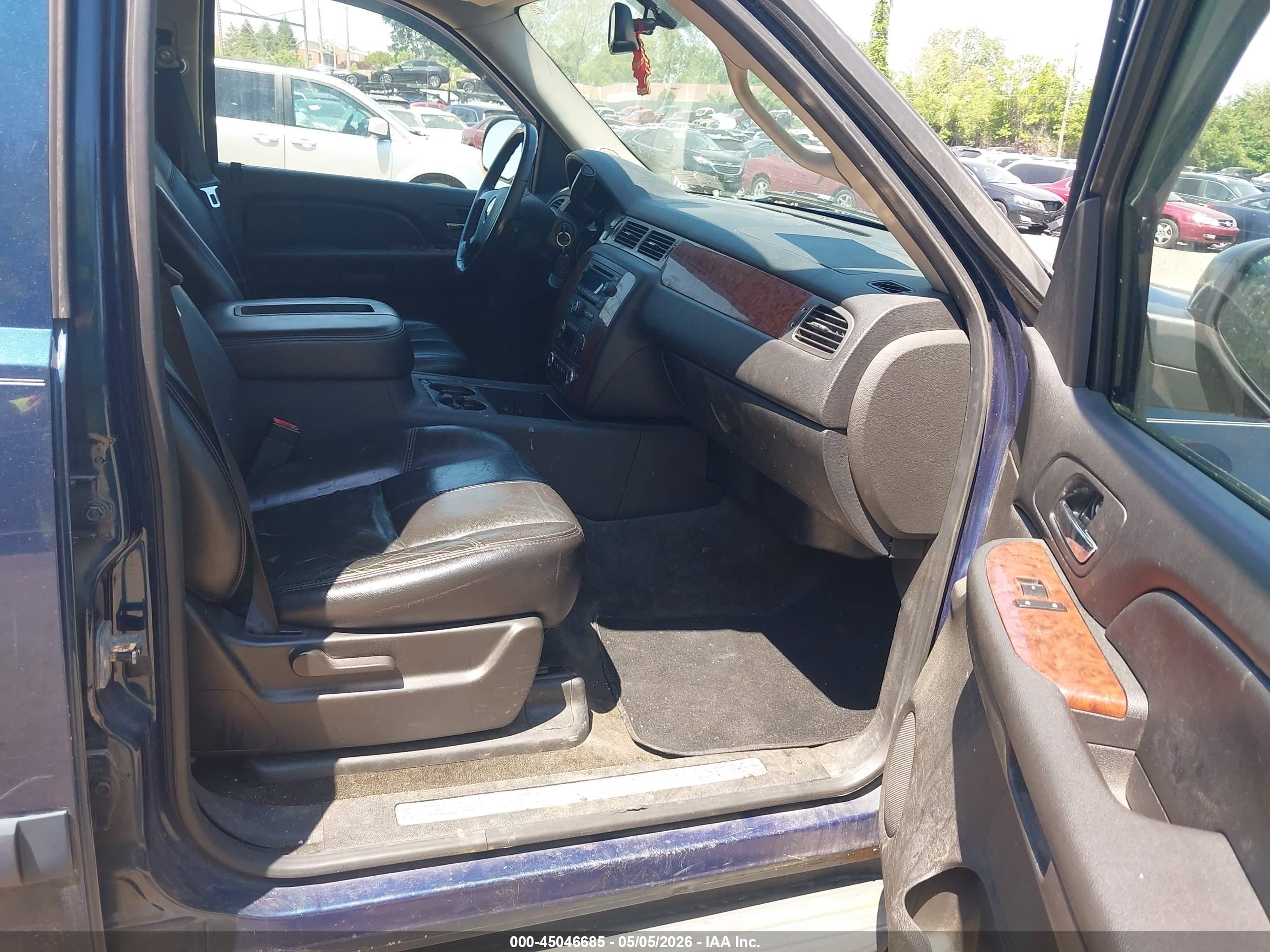 CHEVROLET SUBURBAN image 5