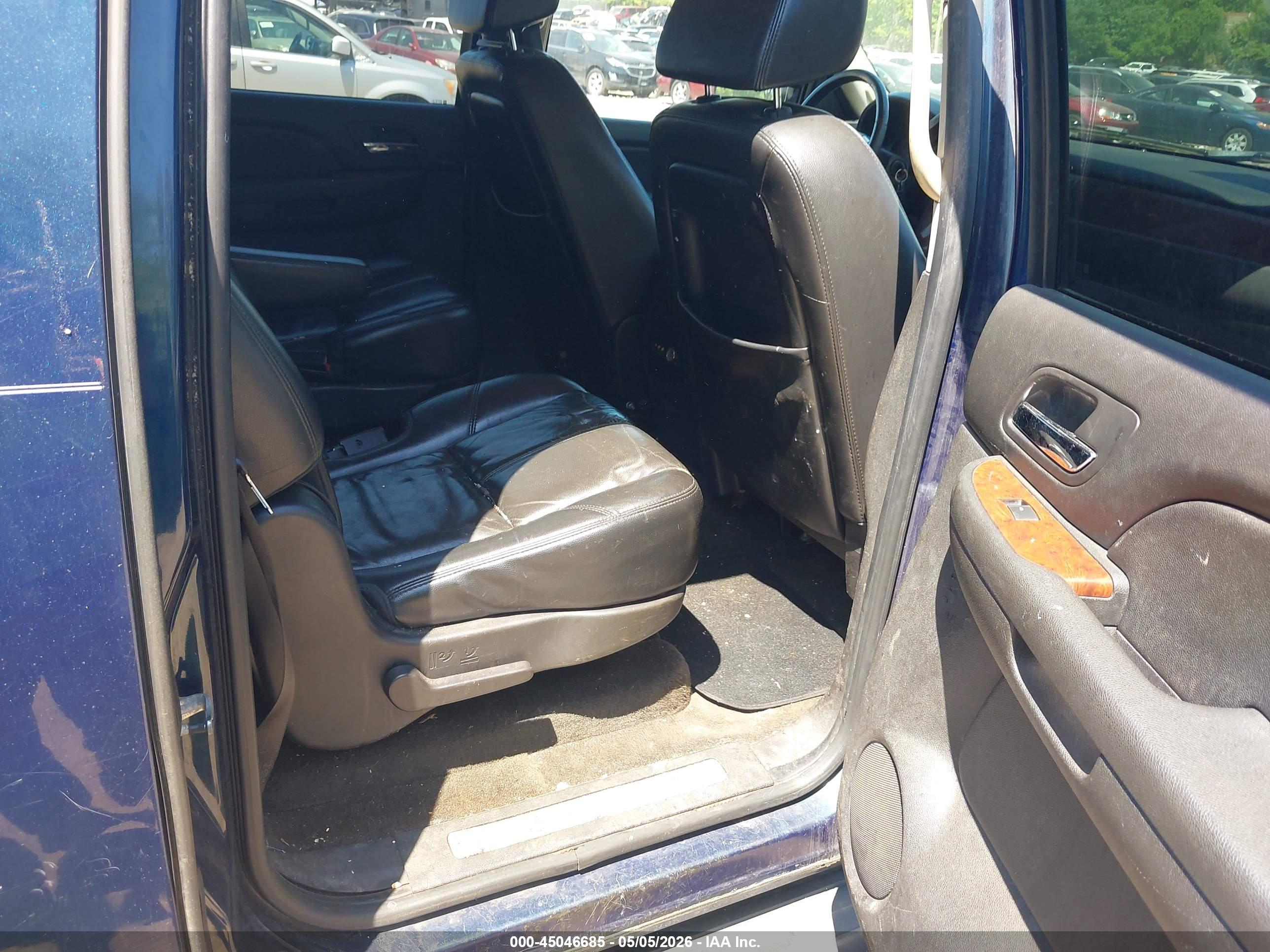 CHEVROLET SUBURBAN image 8