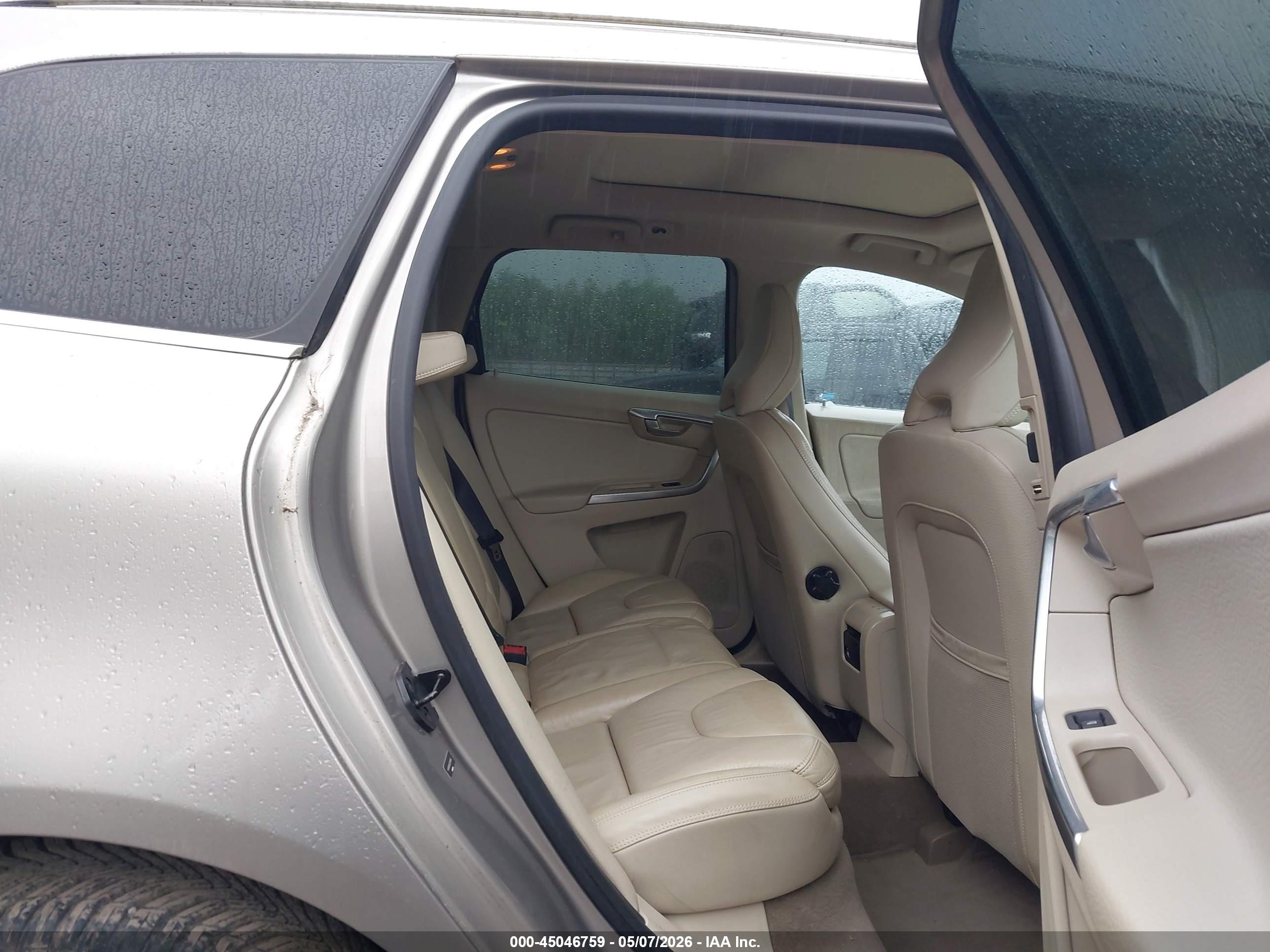 VOLVO XC60 image 8