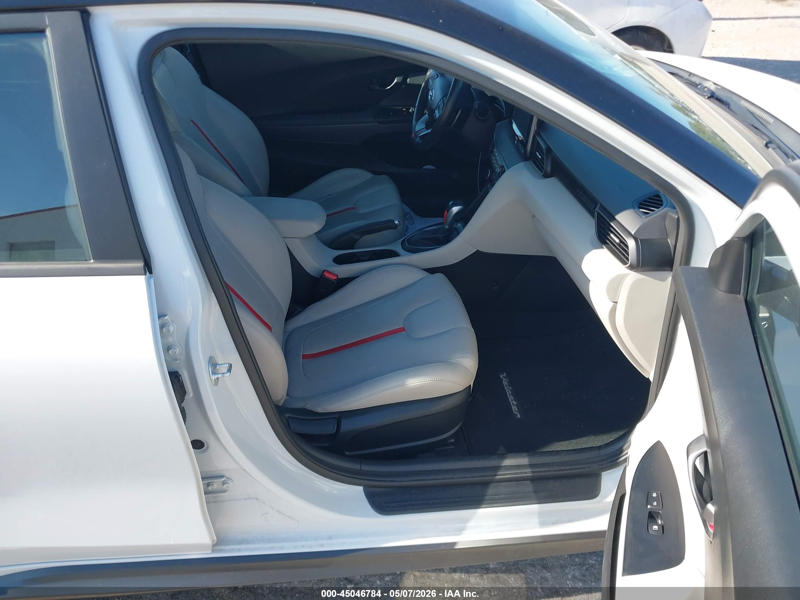 HYUNDAI VELOSTER image 5
