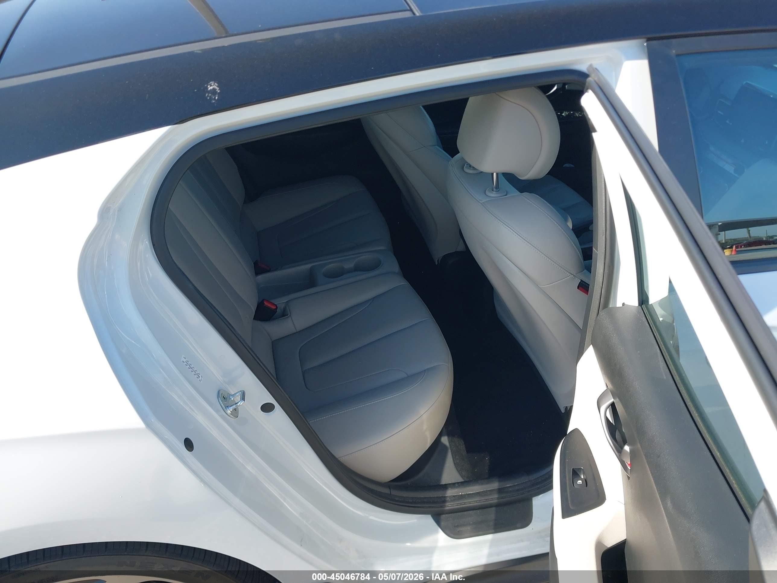 HYUNDAI VELOSTER image 8