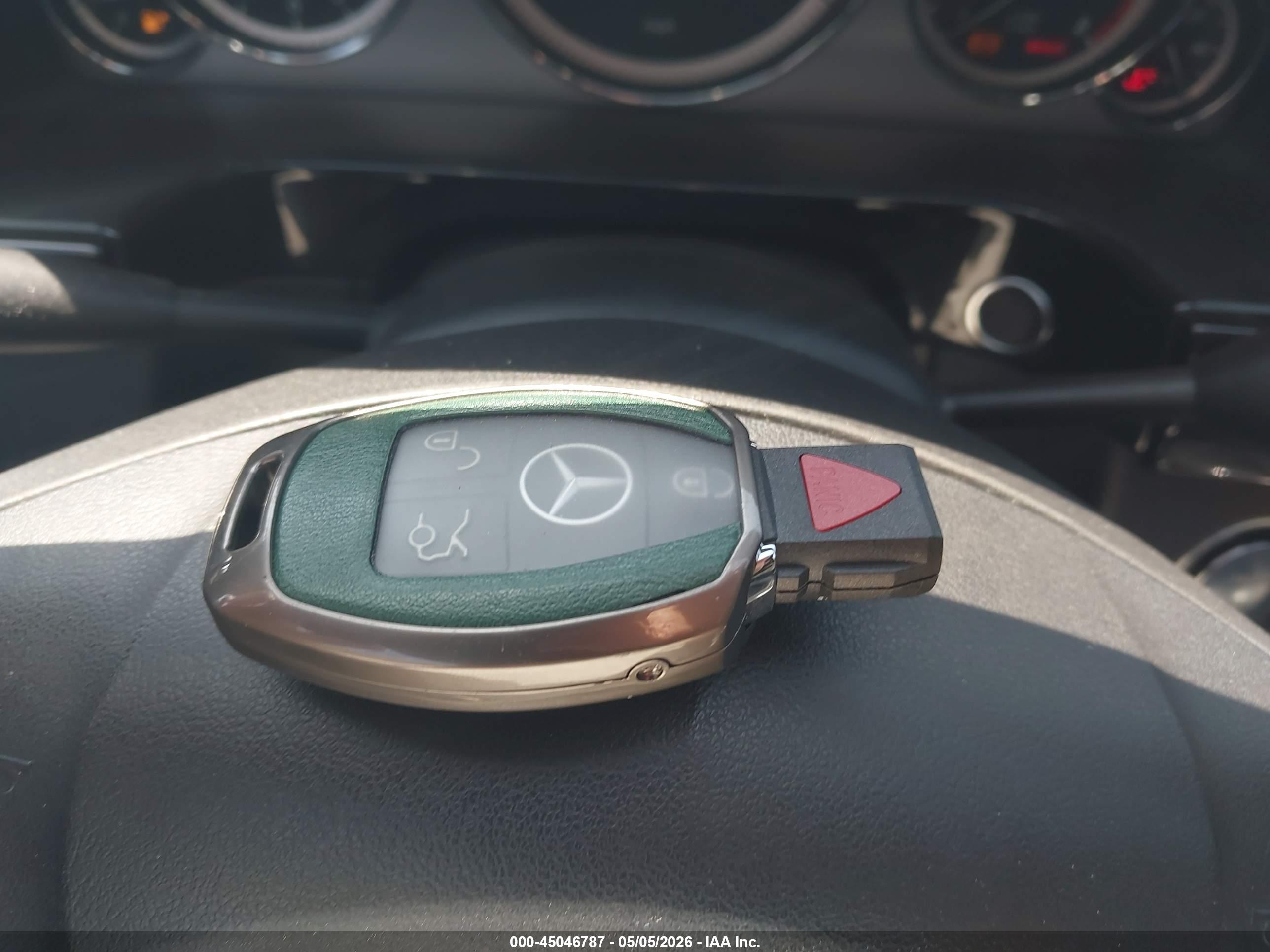MERCEDES-BENZ E image 11