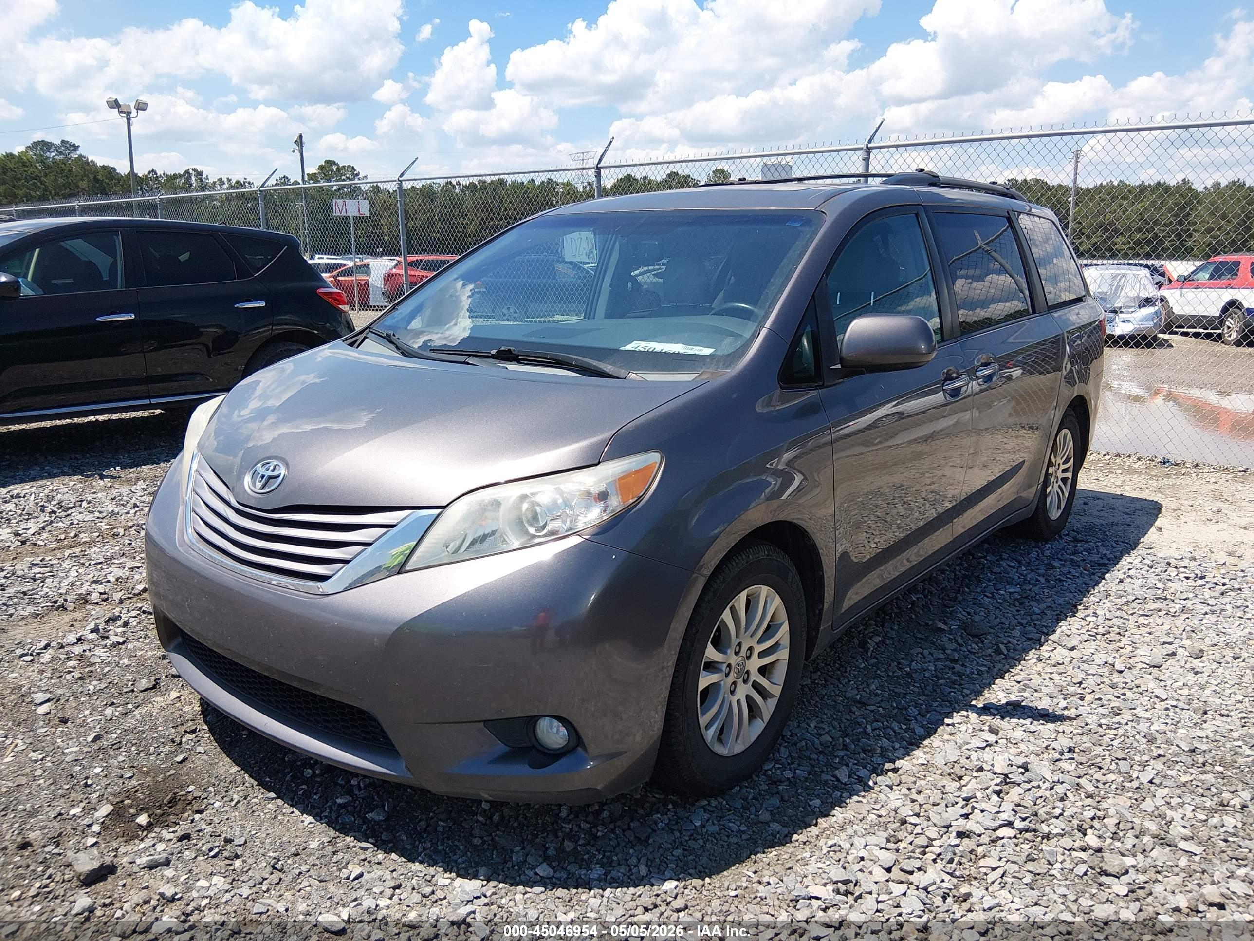 TOYOTA SIENNA image 2