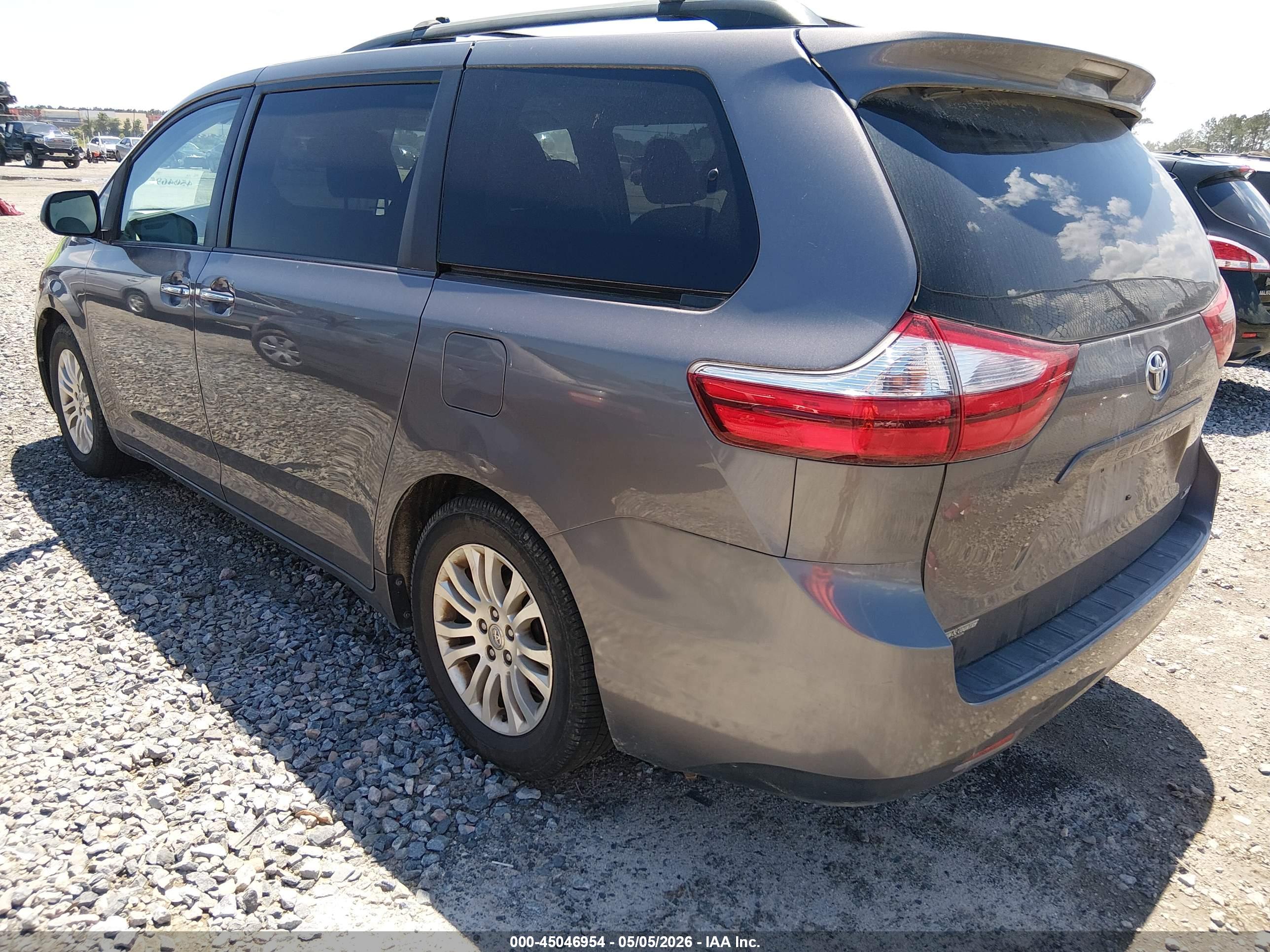 TOYOTA SIENNA image 3