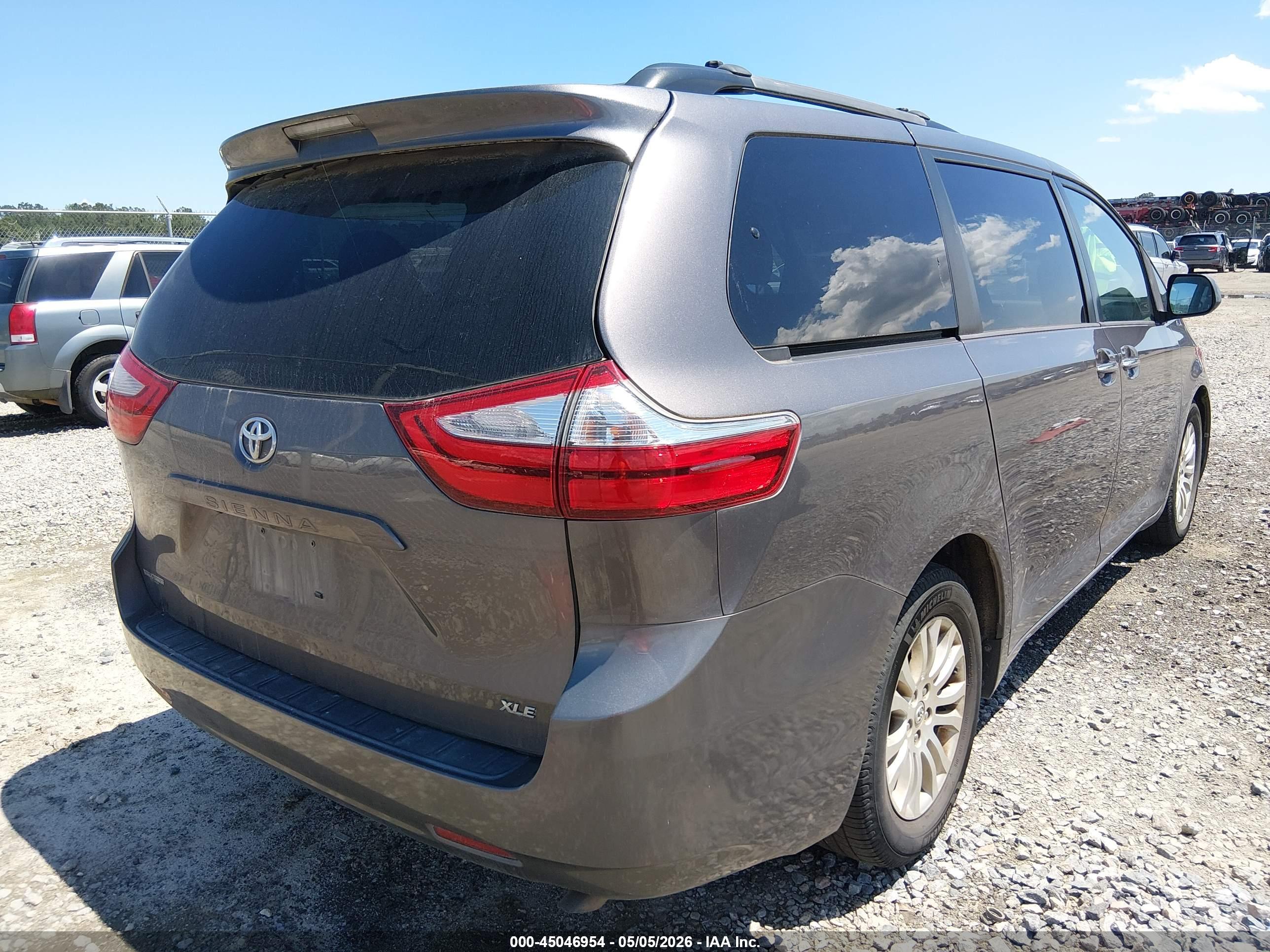 TOYOTA SIENNA image 4