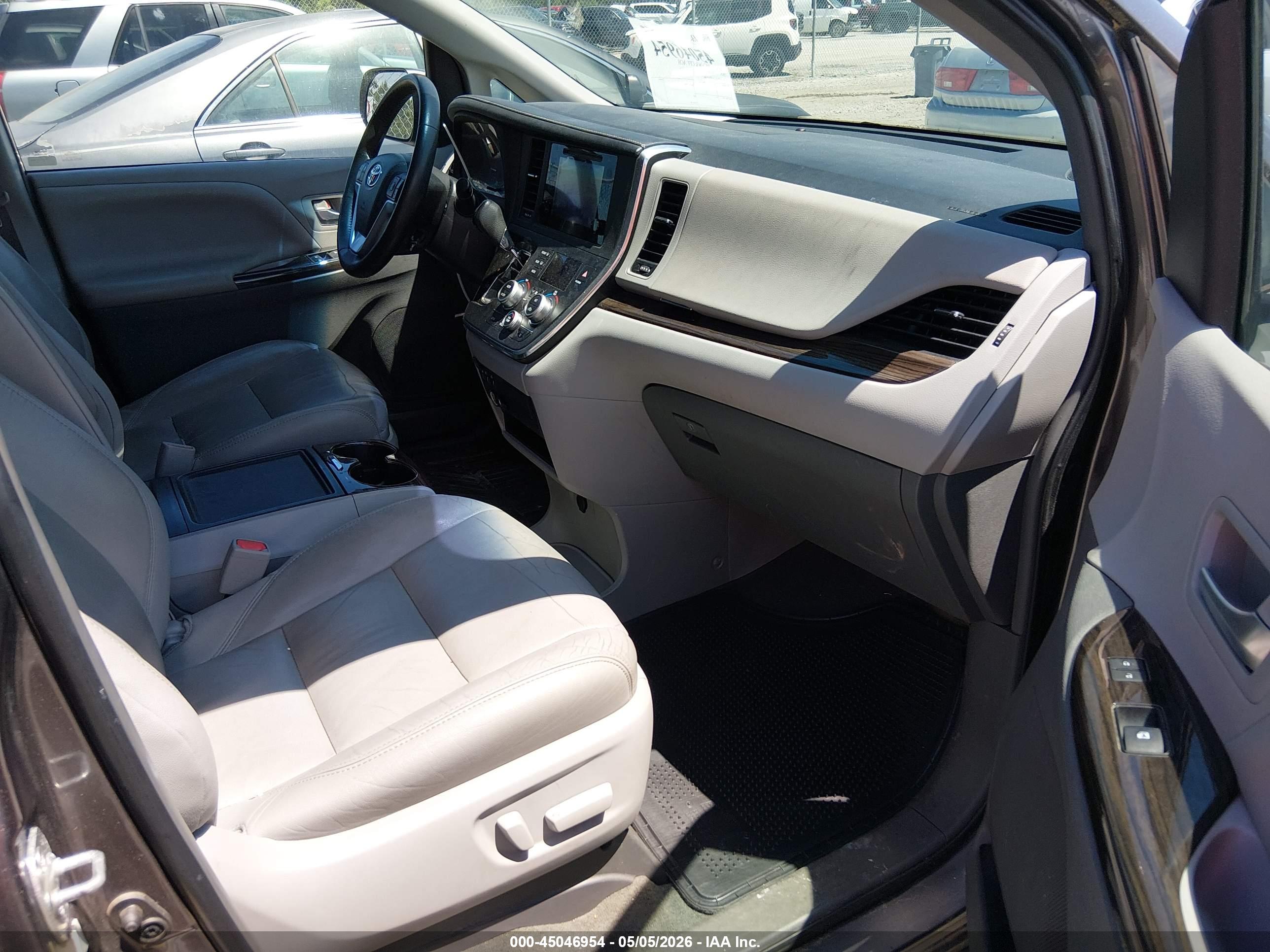 TOYOTA SIENNA image 5
