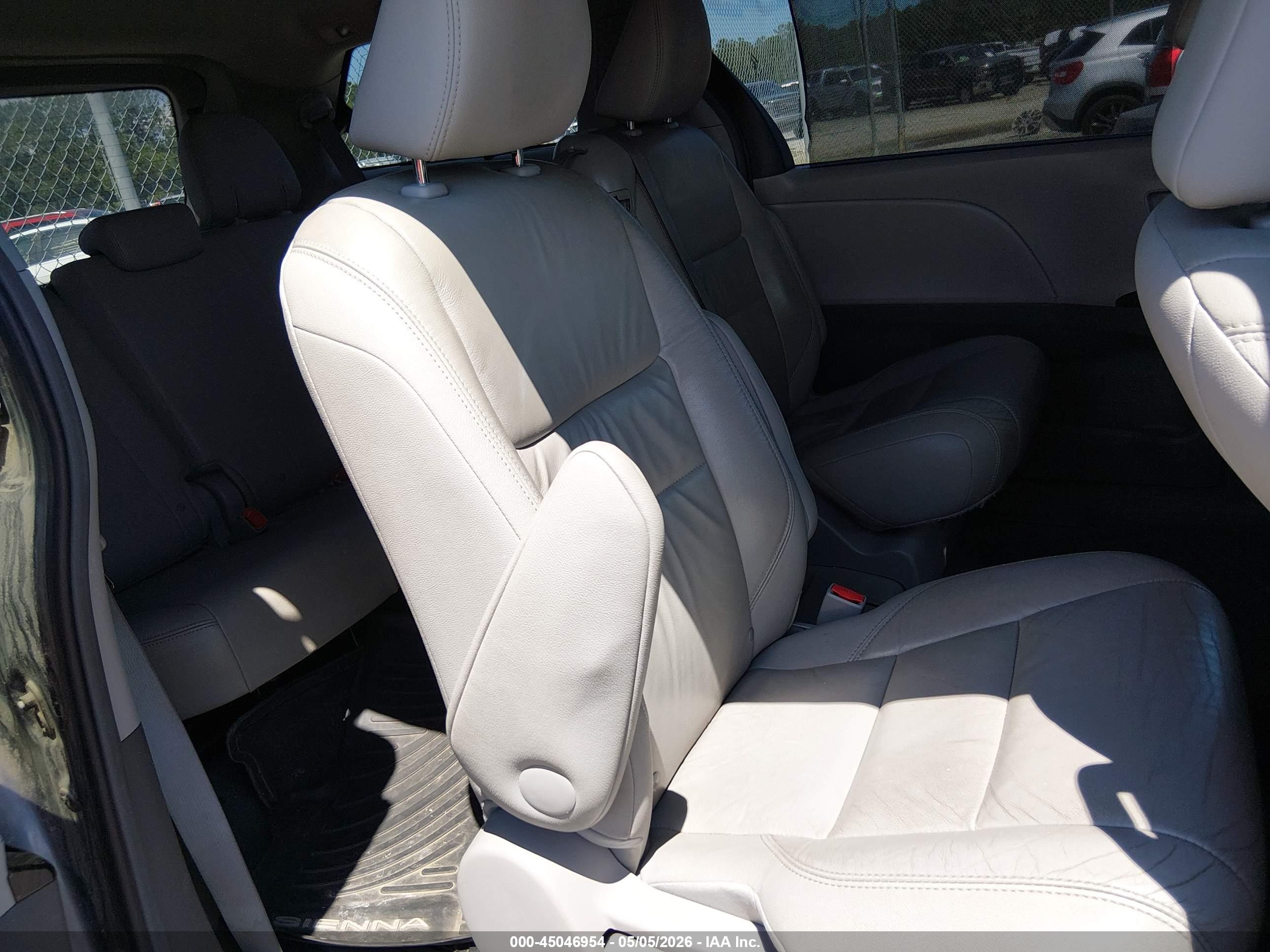 TOYOTA SIENNA image 8