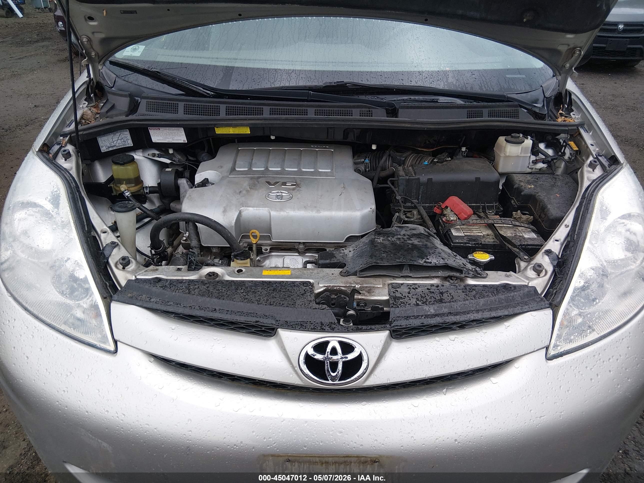 TOYOTA SIENNA image 10