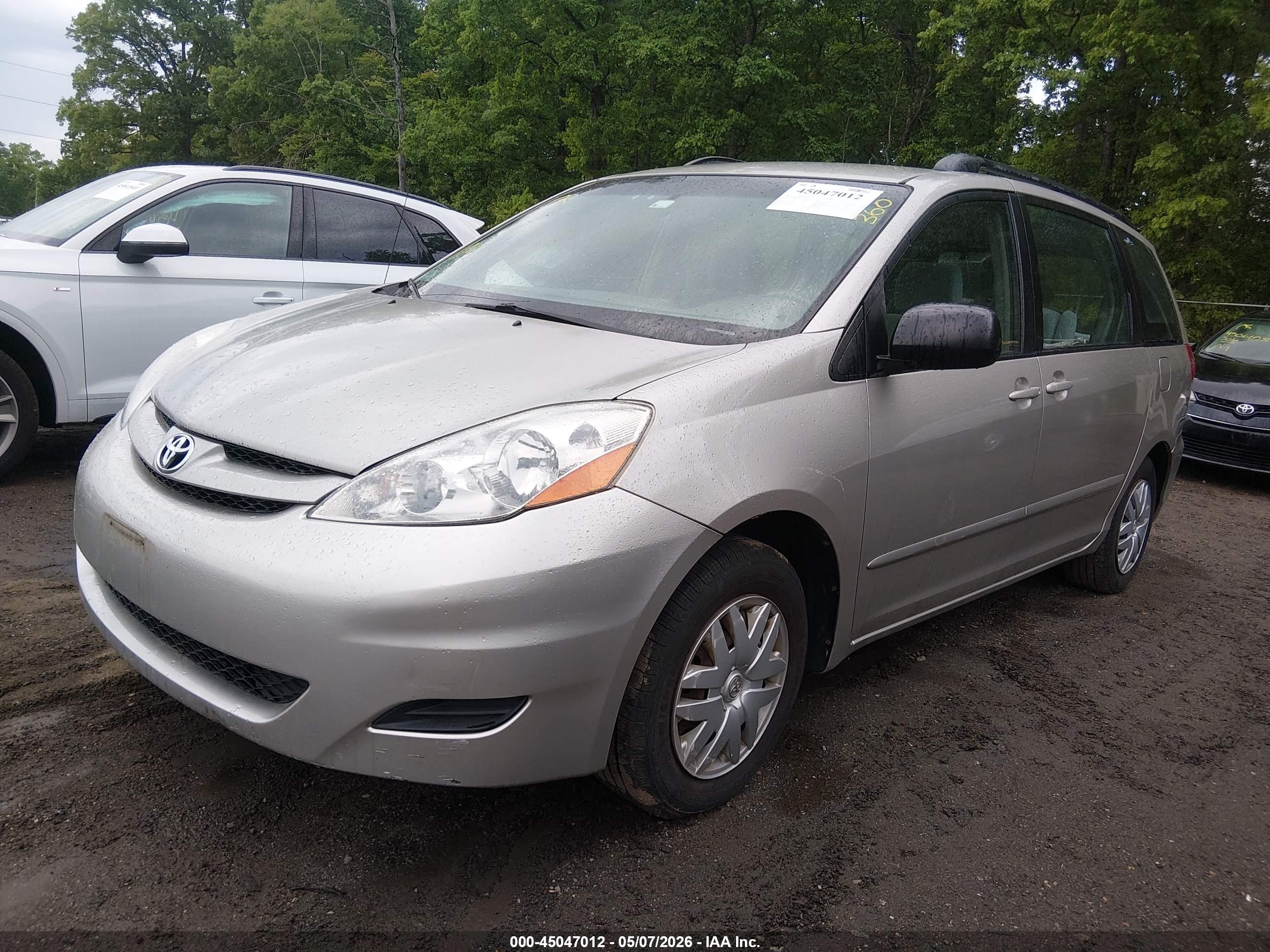 TOYOTA SIENNA image 2