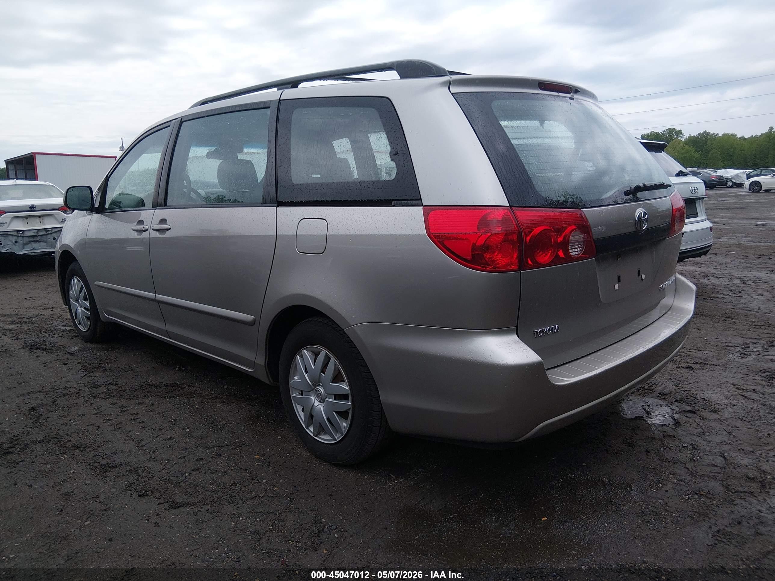 TOYOTA SIENNA image 3