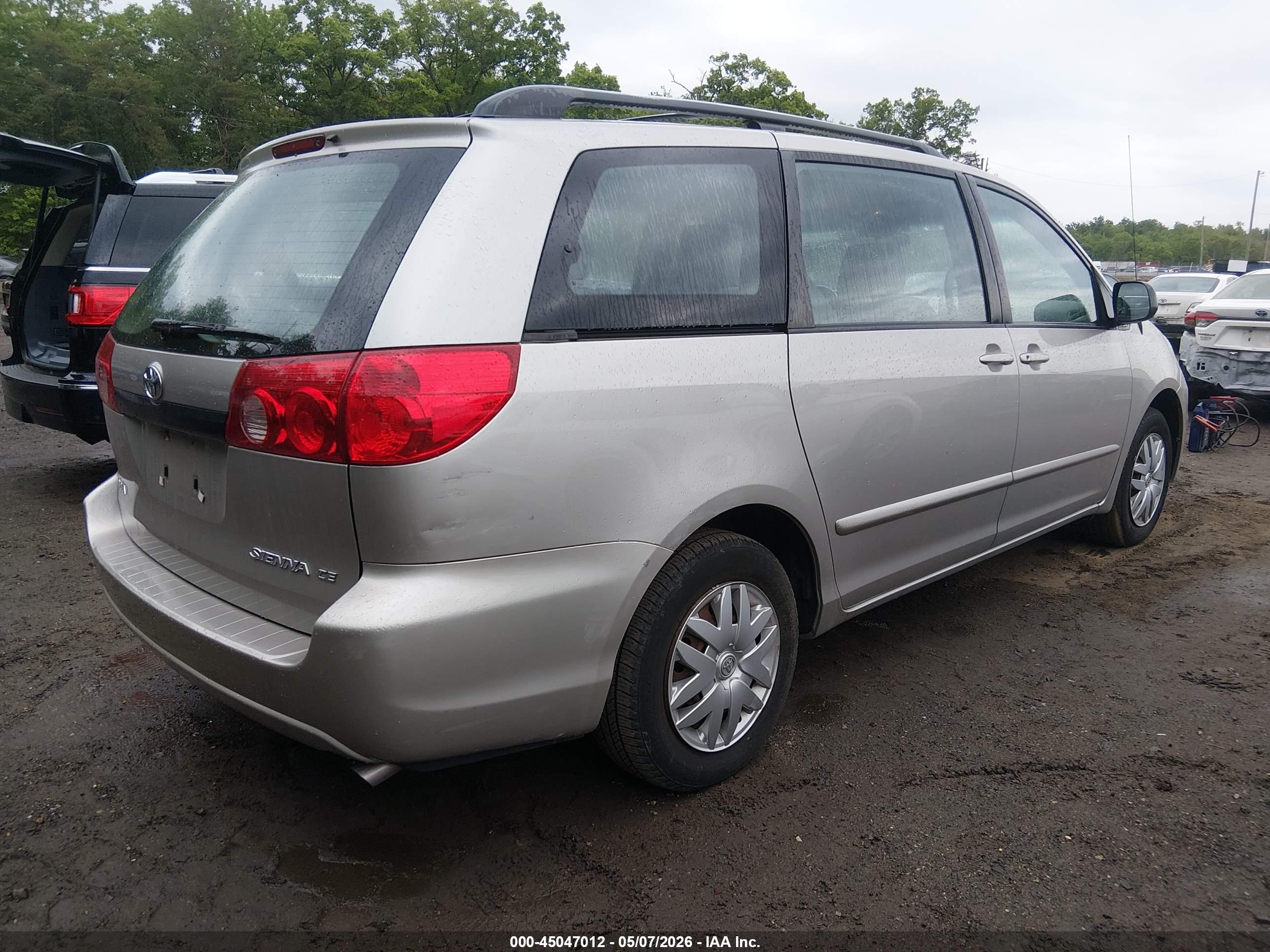 TOYOTA SIENNA image 4