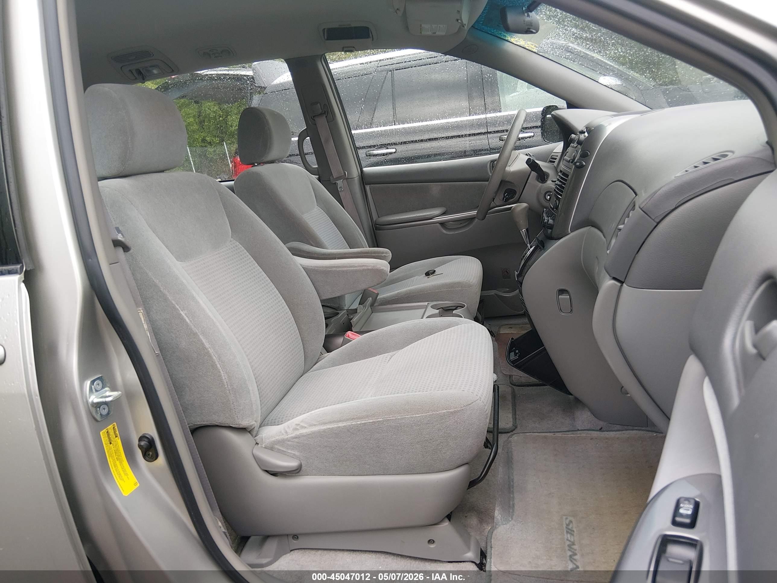 TOYOTA SIENNA image 5
