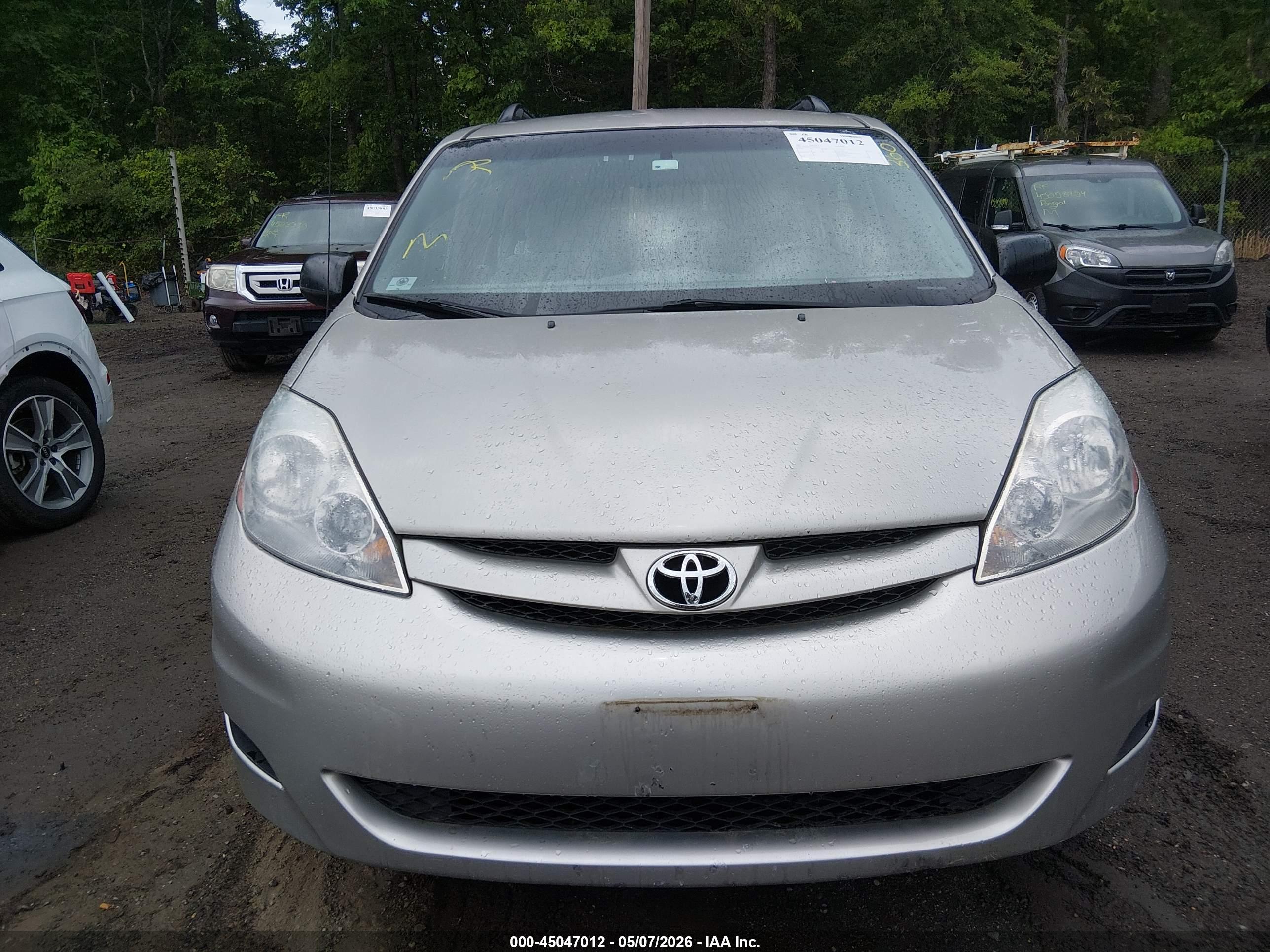 TOYOTA SIENNA image 6