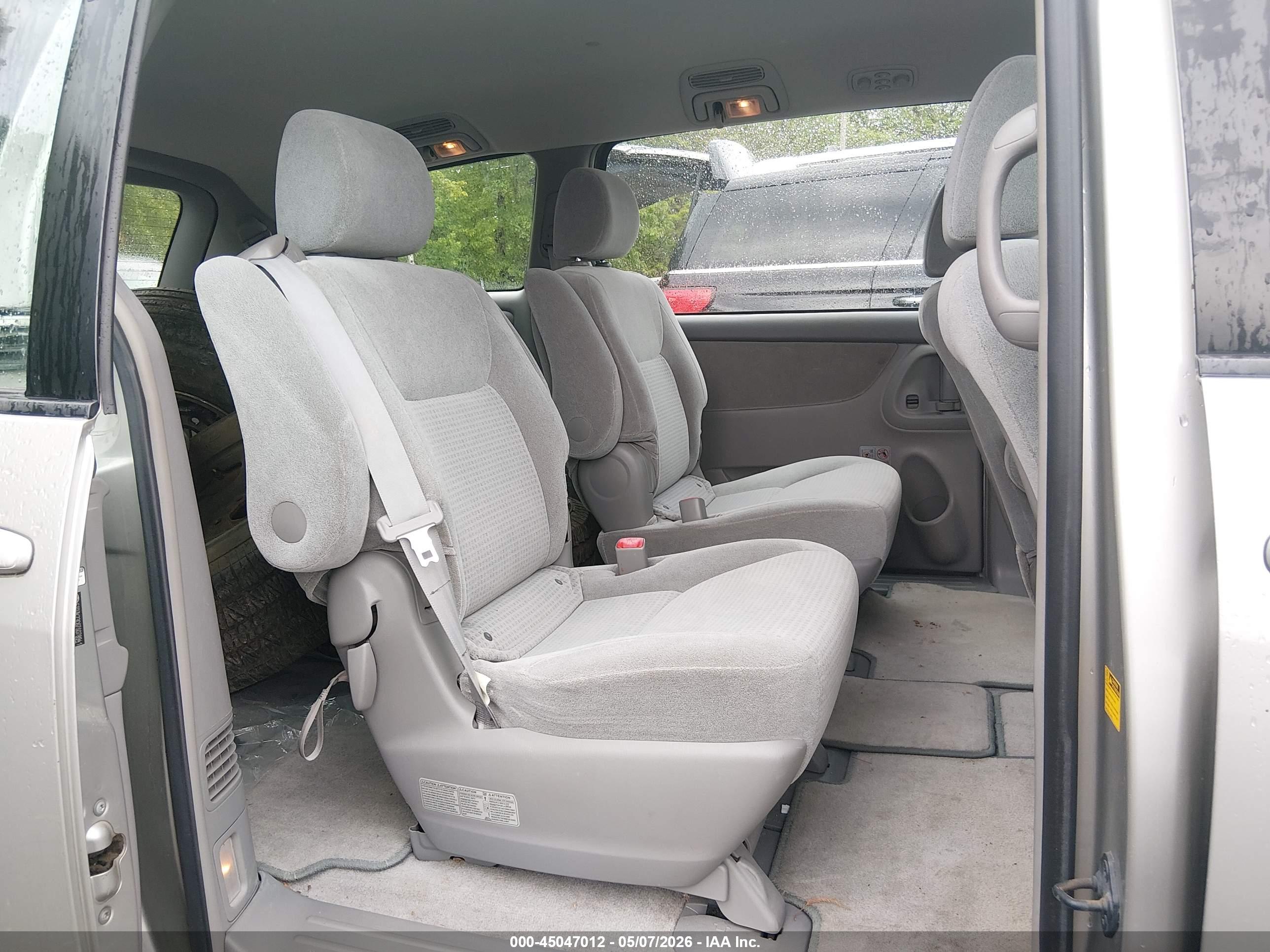 TOYOTA SIENNA image 8
