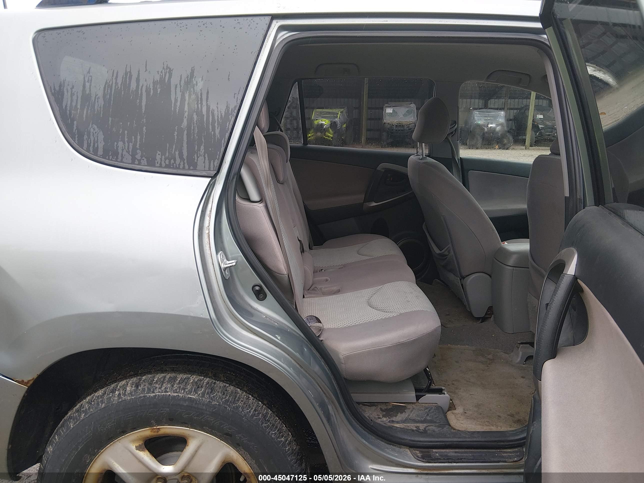 TOYOTA RAV4 image 8