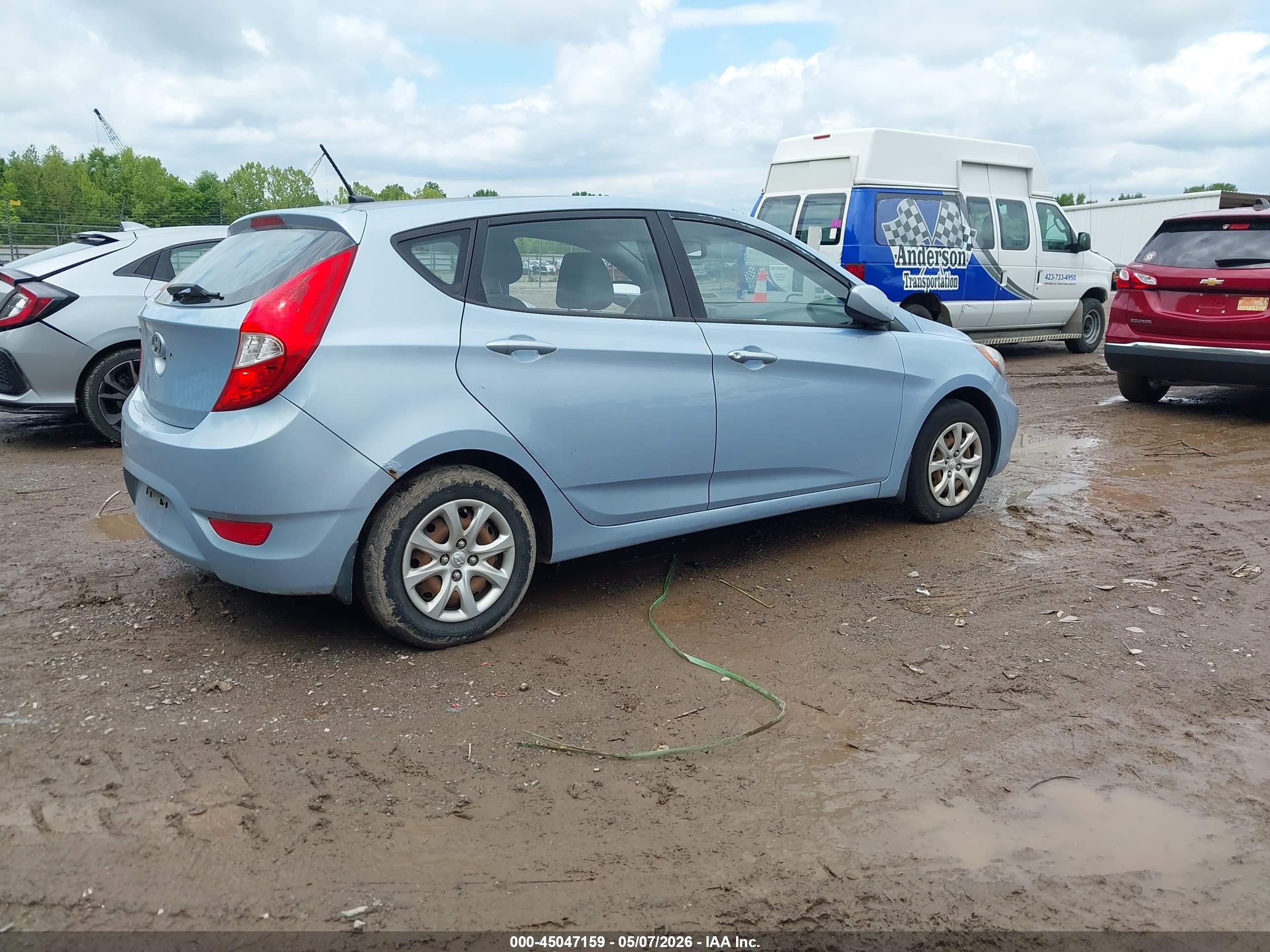 HYUNDAI ACCENT image 4