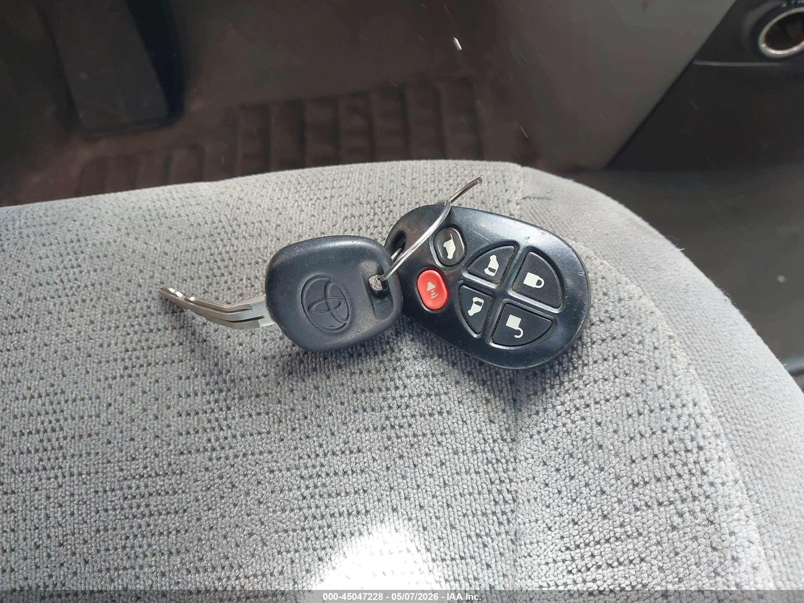TOYOTA SIENNA image 11