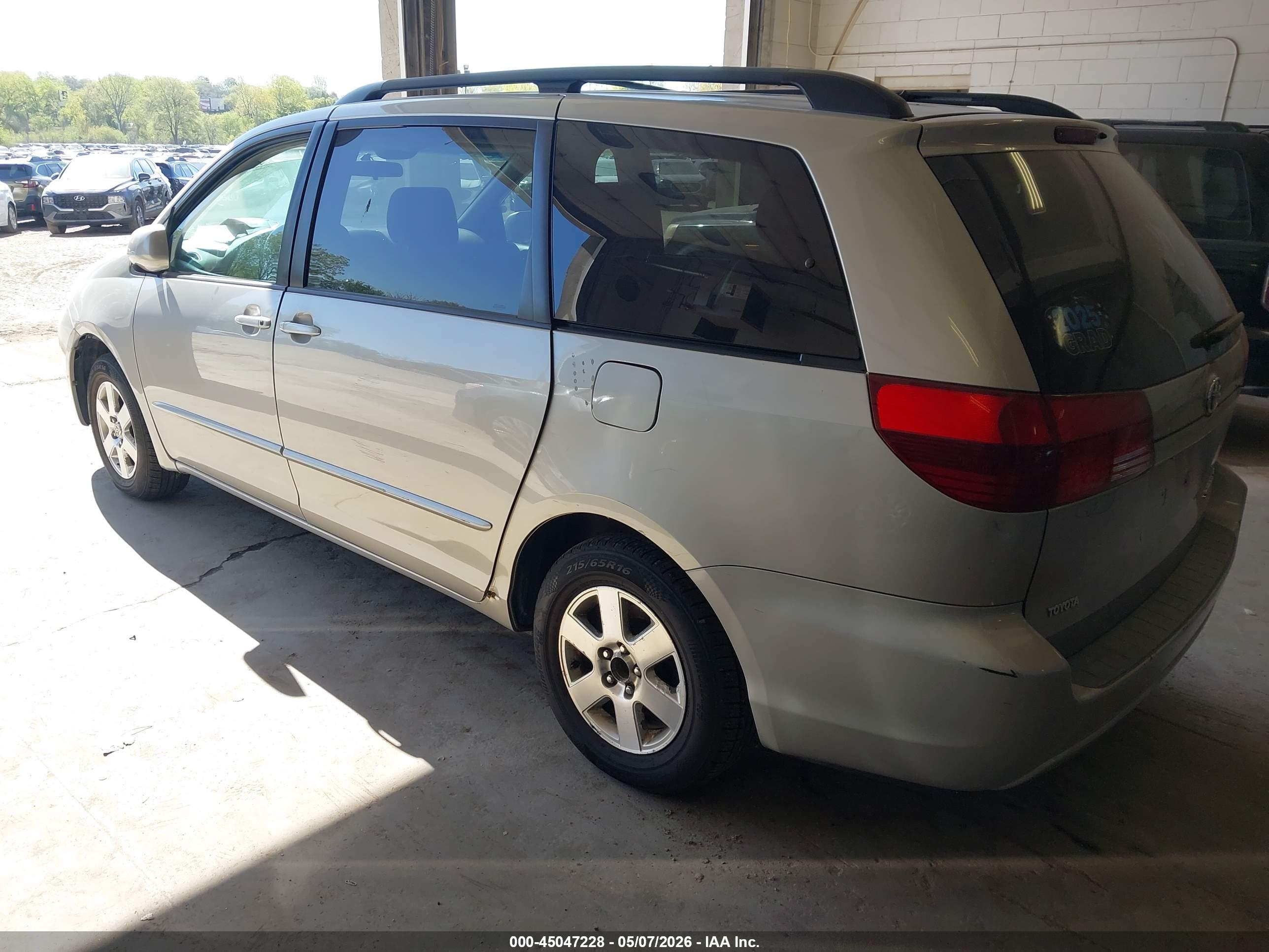 TOYOTA SIENNA image 3