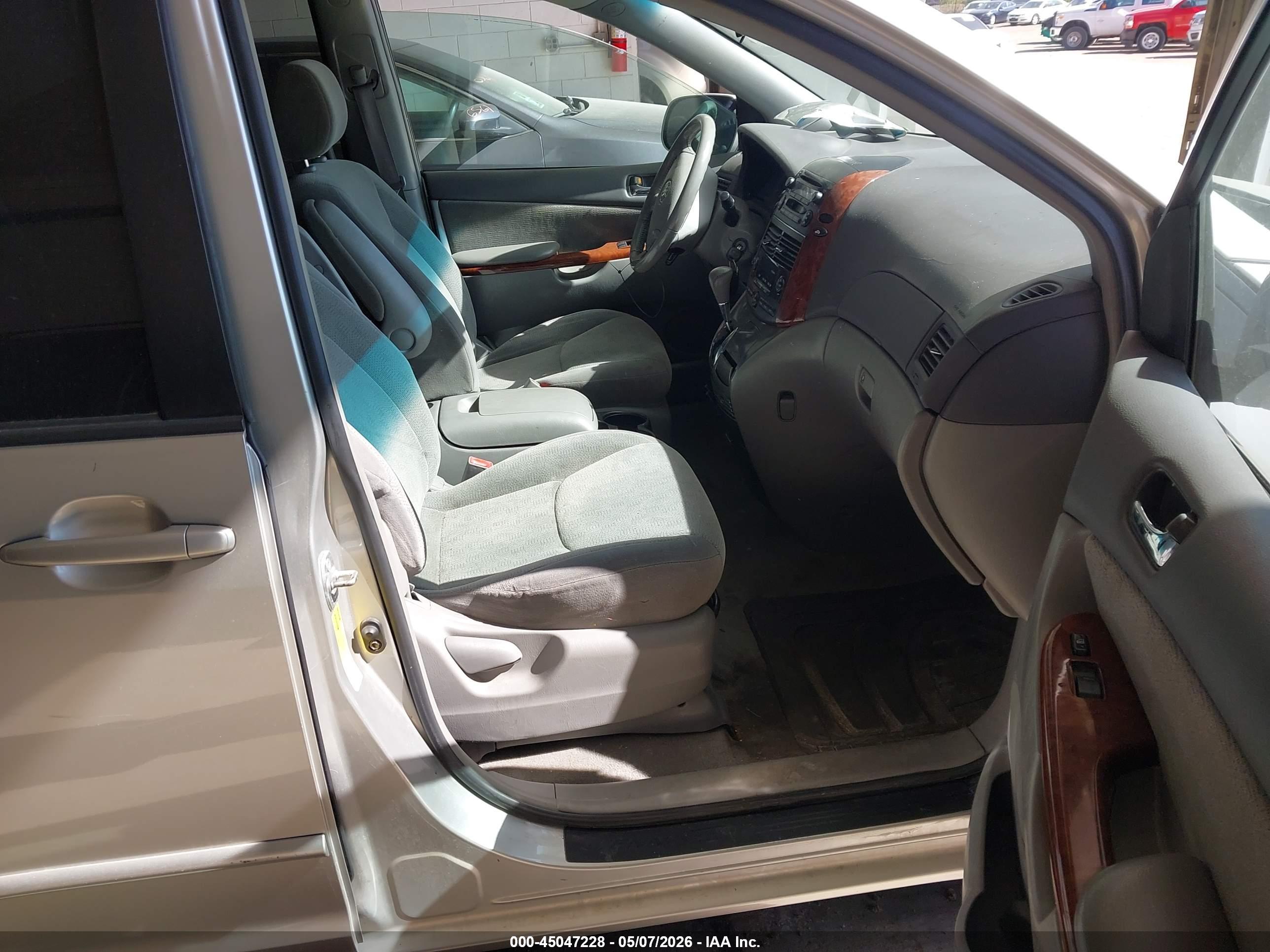 TOYOTA SIENNA image 5