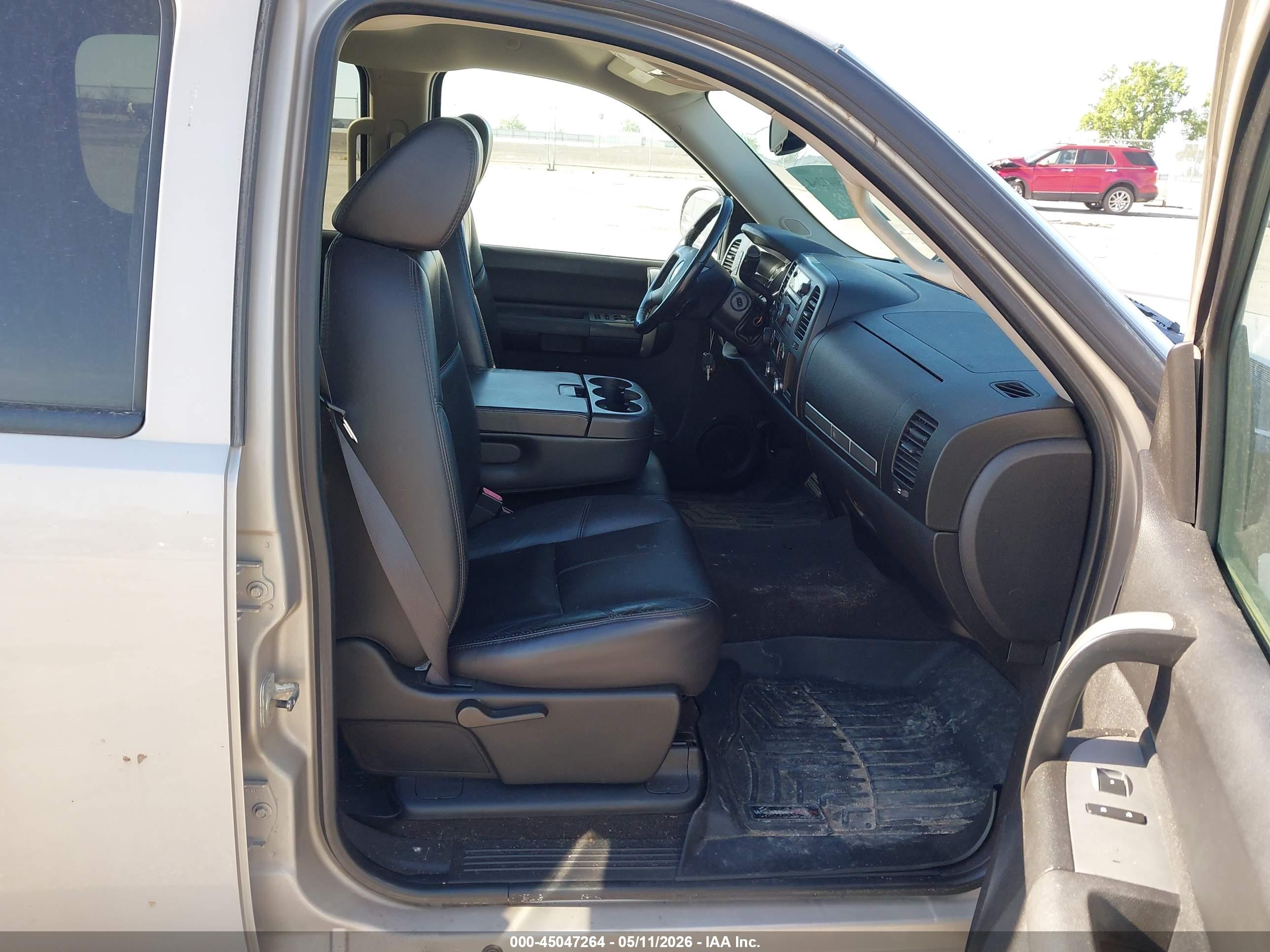 CHEVROLET SILVERADO image 5