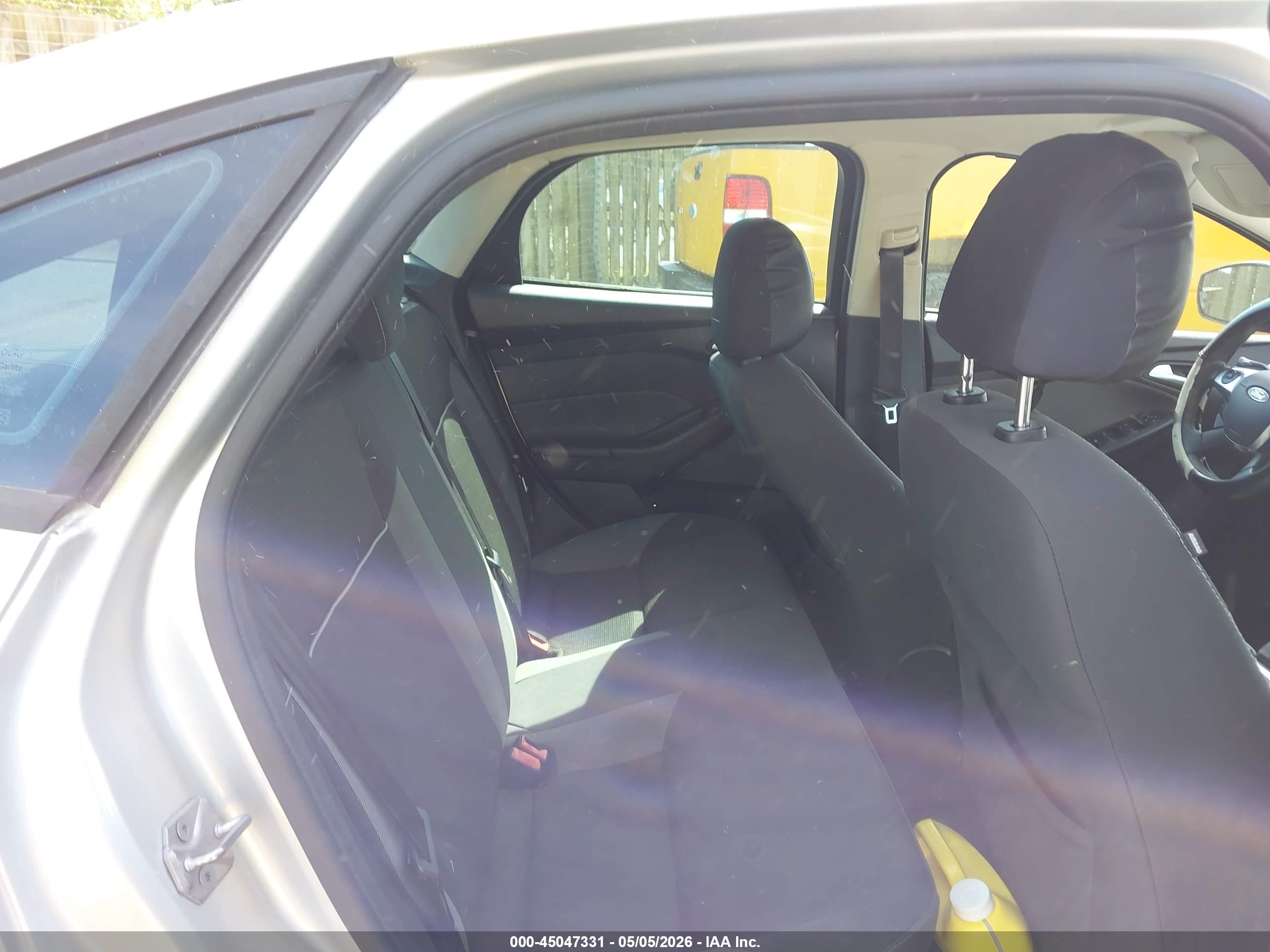 FORD FOCUS image 8