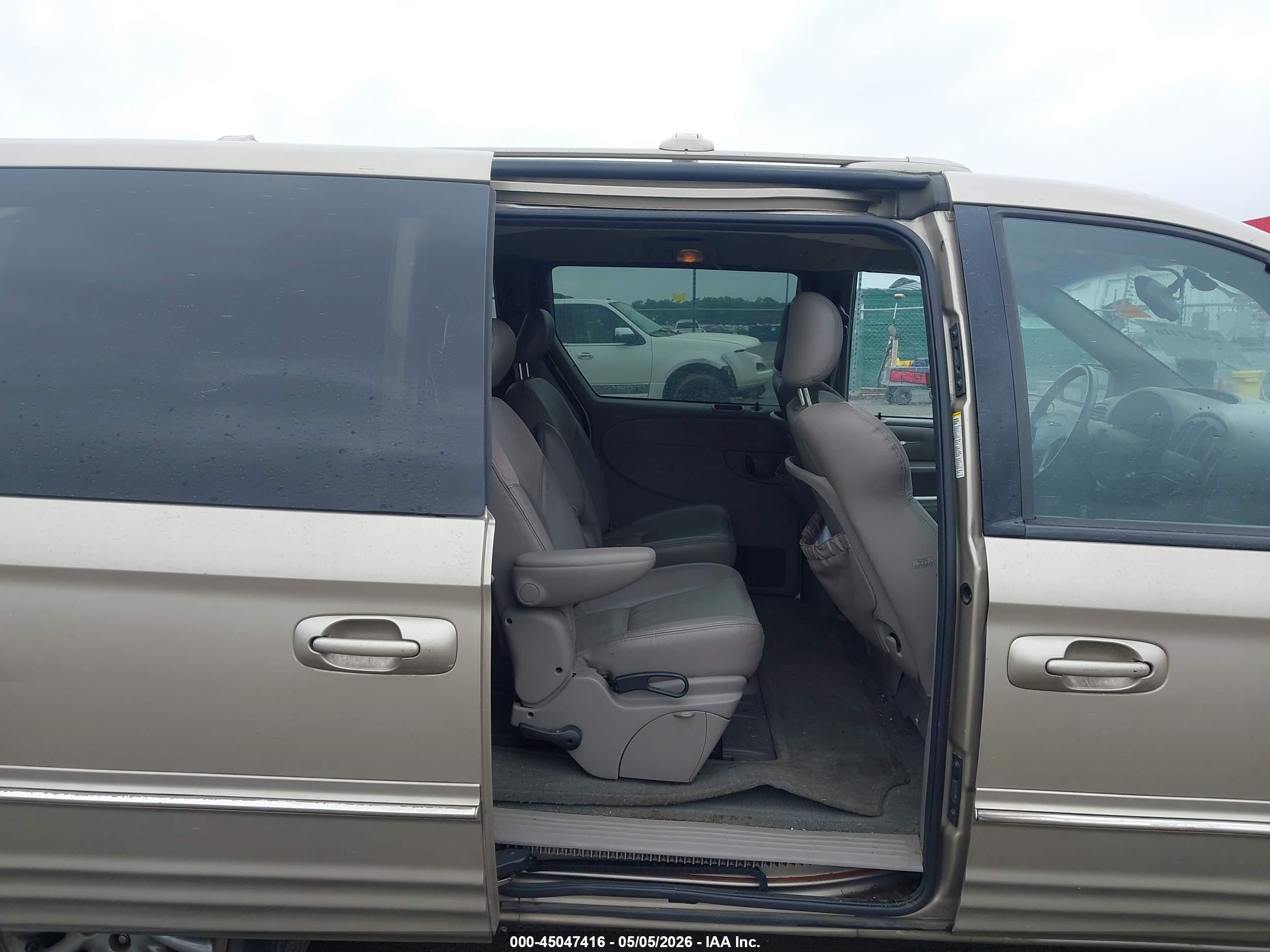 CHRYSLER TOWN image 8