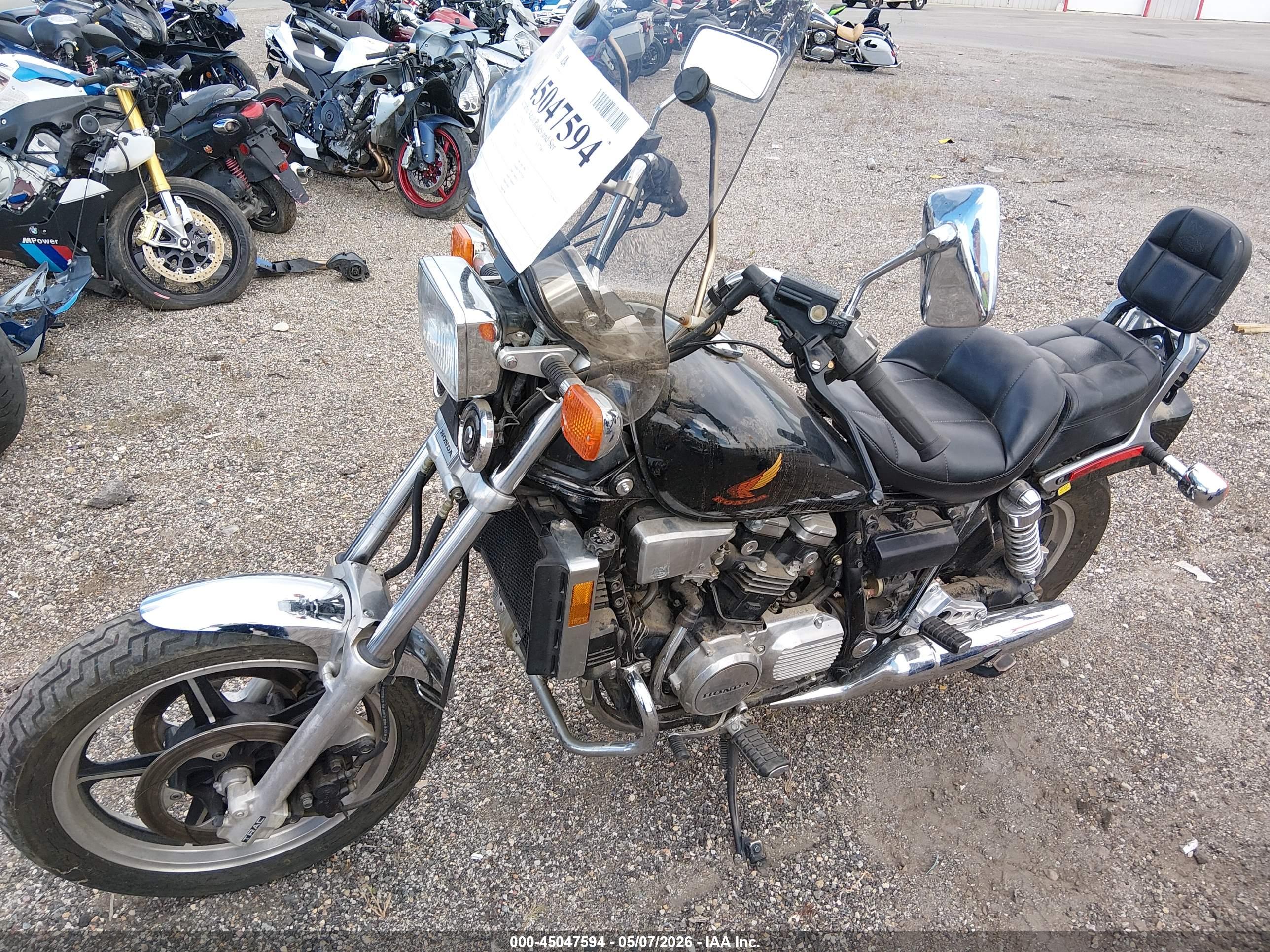 HONDA VF700 image 2