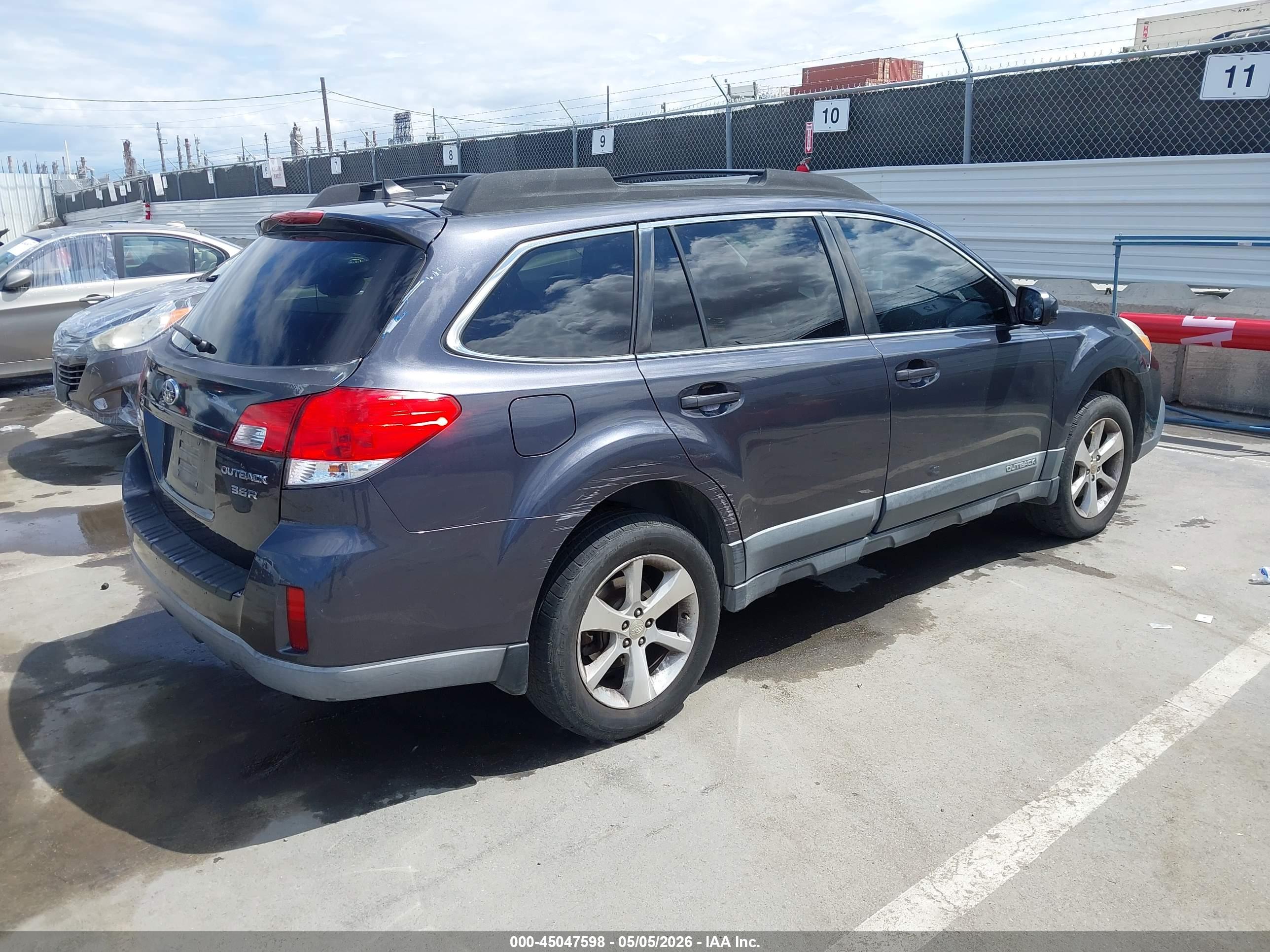 SUBARU OUTBACK image 4