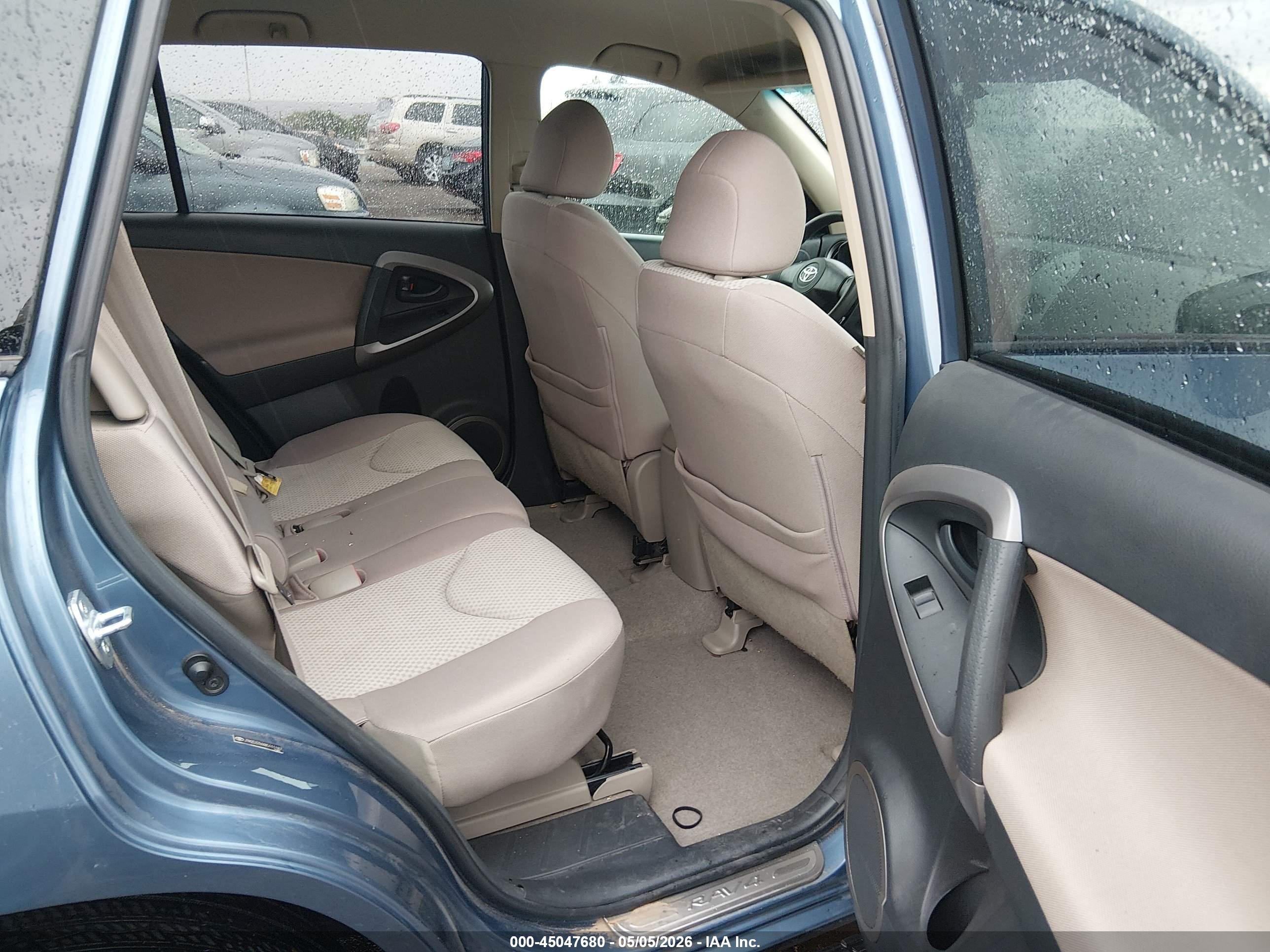 TOYOTA RAV4 image 8